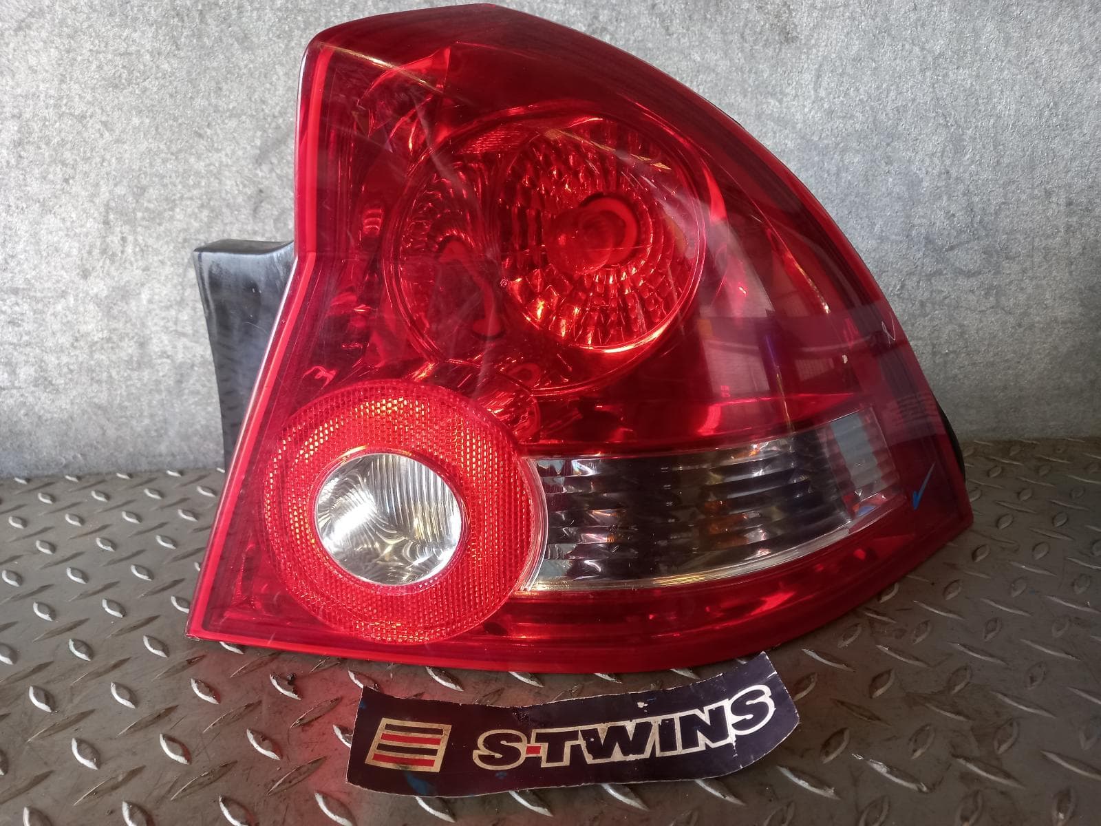 Used auto part listing image: 2003 HOLDEN COMMODORE RIGHT TAILLIGHT VY1, SEDAN, EXECUTIVE/ACCLAIM/EQUIPE/S/LUMINA, 09/02-09/03 0000136819