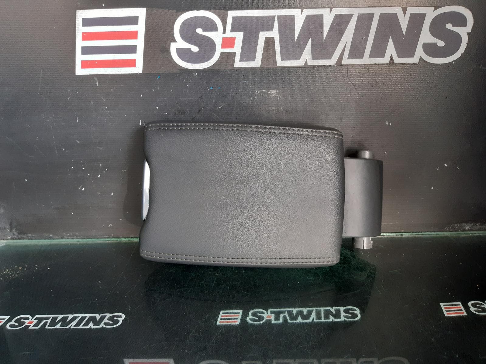 Used auto part listing image: 2015 VOLVO XC60 CONSOLE CONSOLE LID ONLY, BLACK, DZ, 02/09-04/17 0000289531