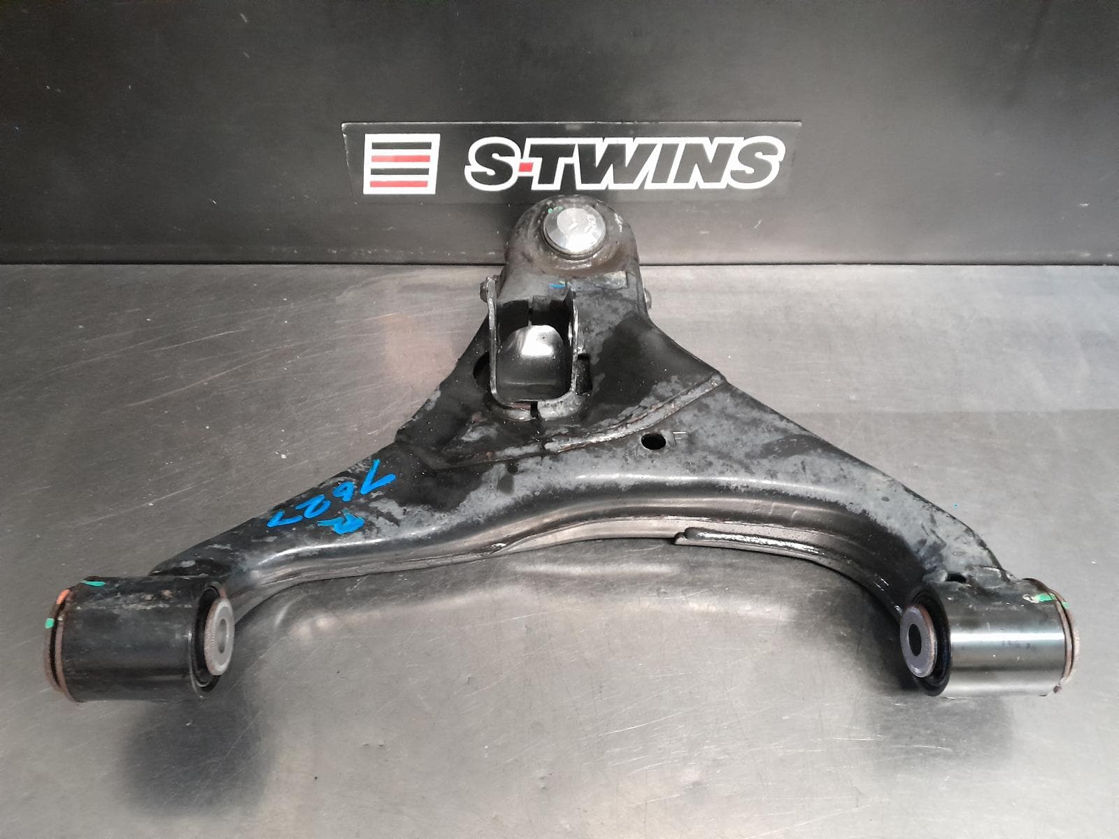 Used auto part listing image: 2021 FORD EVEREST RIGHT FRONT LOWER CONTROL ARM UA, 07/15-05/22 0000288478
