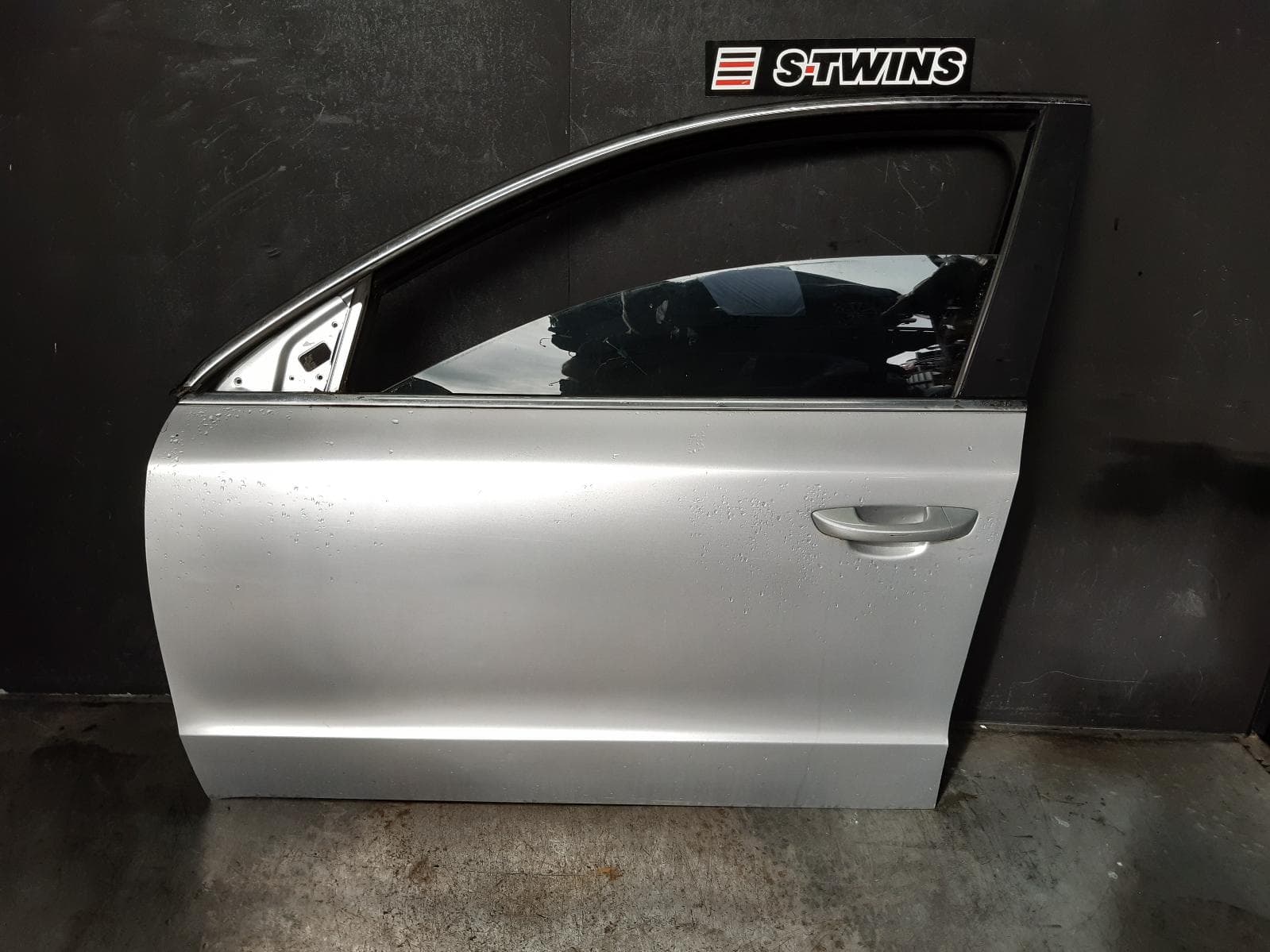 Used auto part listing image: 2011 SKODA SUPERB LEFT FRONT DOOR 3T, 03/09-12/15 0000265321