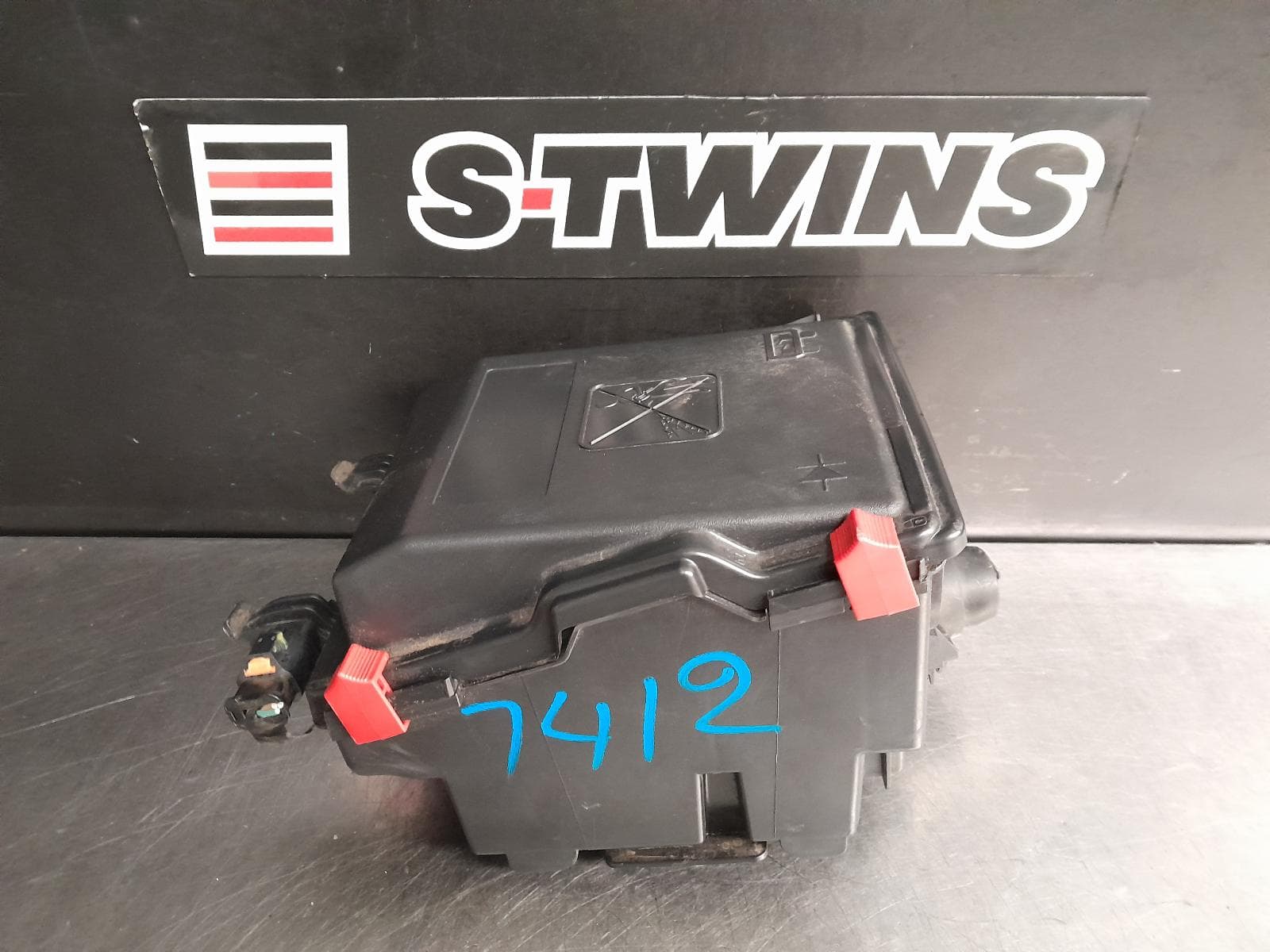 Used auto part listing image: 2018 PEUGEOT 3008 FUSE BOX P84, 10/16-12/23 0000289865
