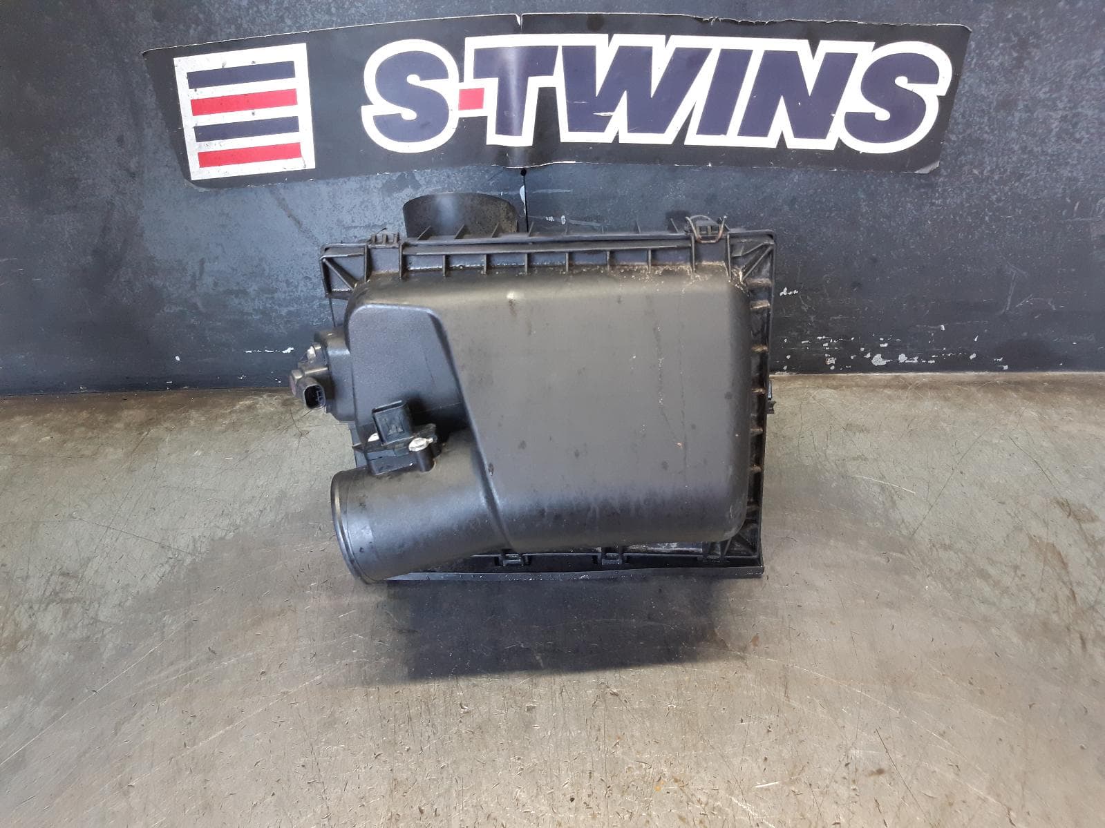 Used auto part listing image: 2008 JEEP CHEROKEE AIR CLEANER BOX AIR CLEANER, KK, DIESEL, 11/07-10/12 0000232873
