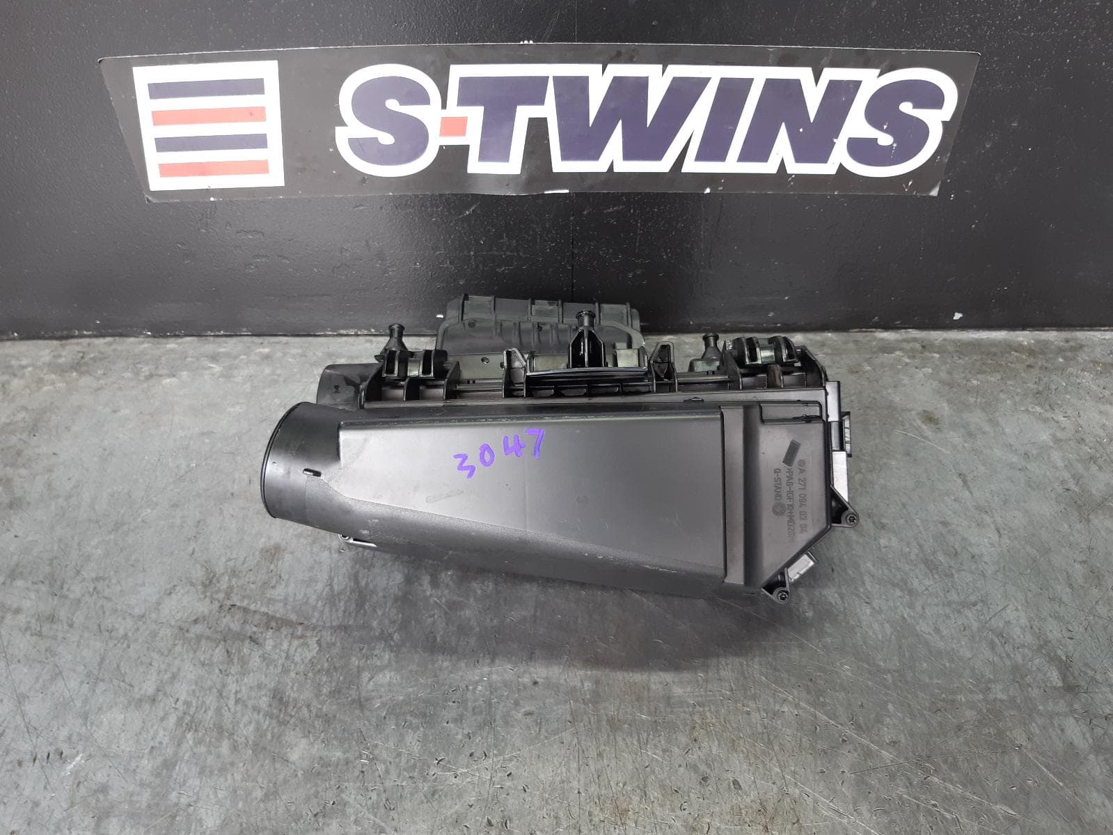 Used auto part listing image: 2011 MERCEDES C CLASS AIR CLEANER BOX AIR CLEANER, W204/C204, 1.8, PETROL, SEDAN/WAGON, 05/11-01/15 0000132067