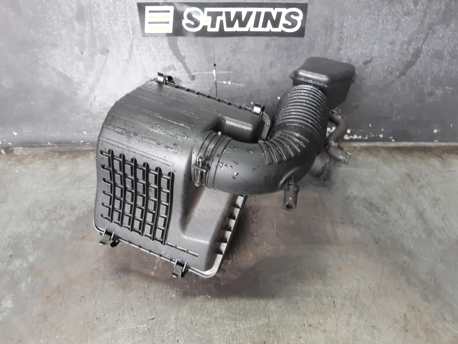 Used auto part listing image: 2011 HYUNDAI I45 AIR CLEANER BOX AIR CLEANER, YF, 2.4, G4KJ, 02/10-04/14 0000239846