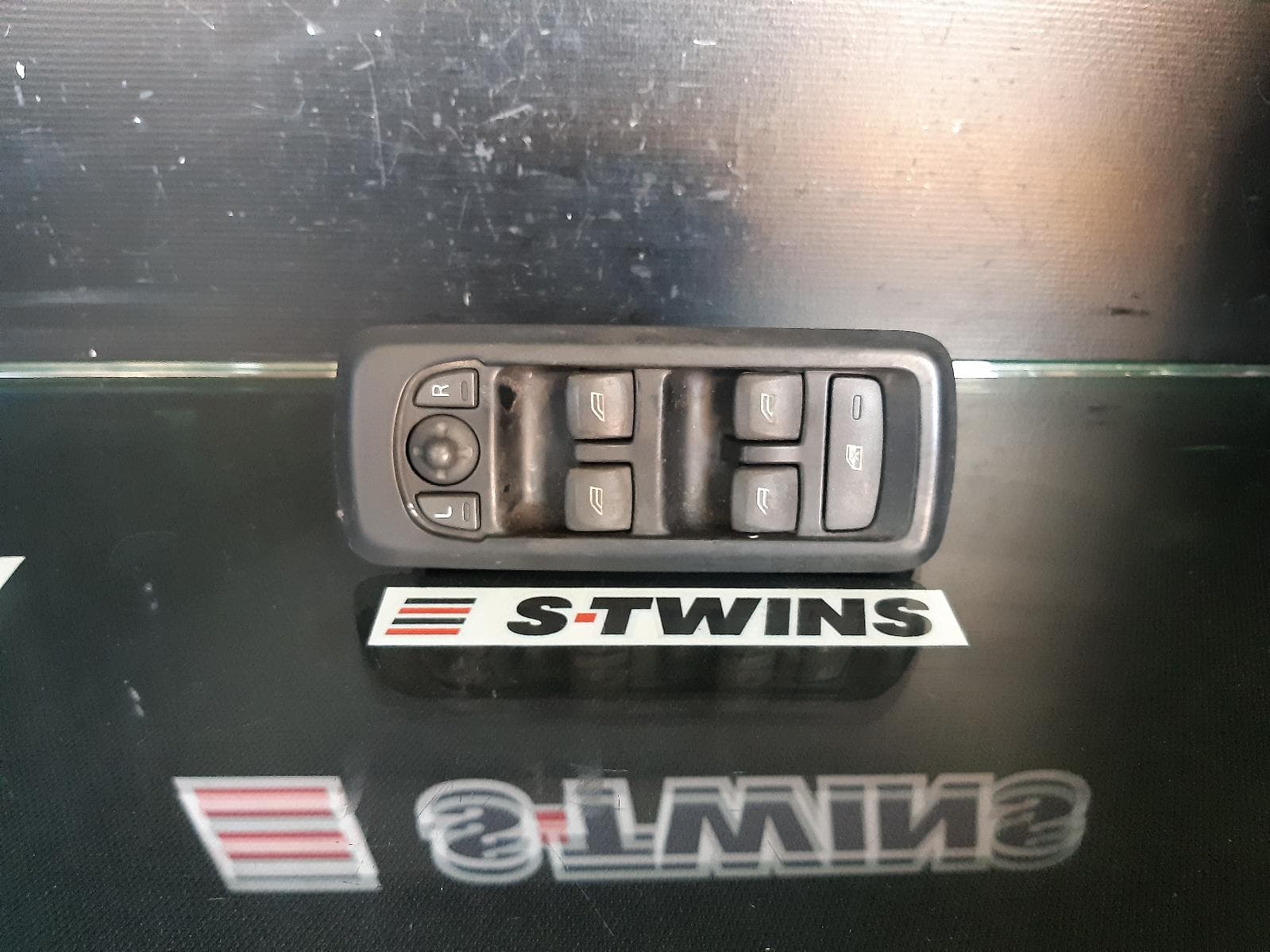 Used auto part listing image: 2010 LAND ROVER DISCOVERY PWR DR WIND SWITCH RH FRONT (MASTER SWITCH), L319, 10/09-12/16 0000142916
