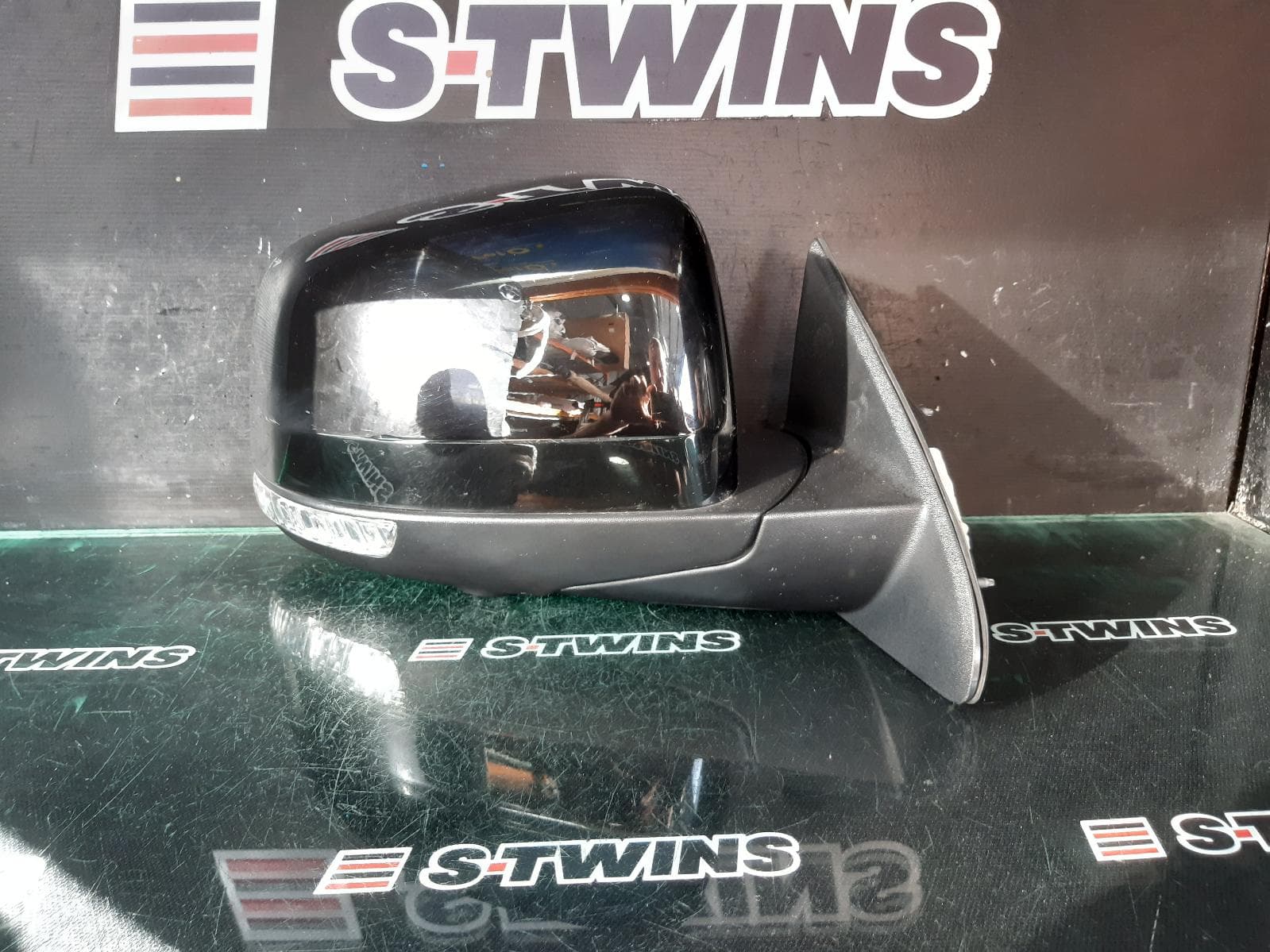 Used auto part listing image: 2020 JEEP GRANDCHEROKEE RIGHT DOOR MIRROR W/ MEMORY, AUTO DIM, BLIND SPOT, PUDDLE, GLOSS BLACK, WK, 01/17-02/22 0000267302