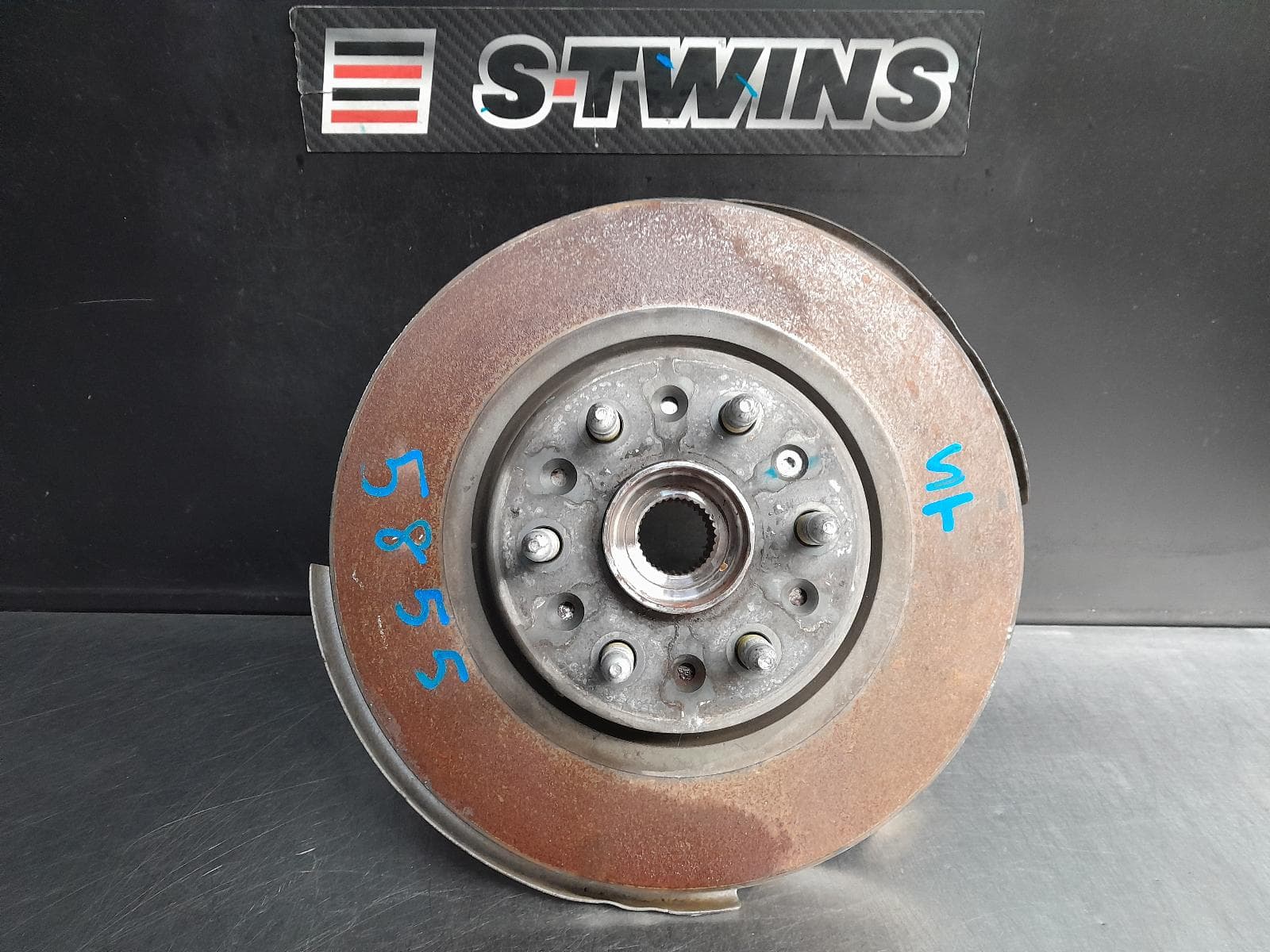 Used auto part listing image: 2019 HOLDEN ACADIA RIGHT FRONT HUB ASSEMBLY AC, 08/18-12/20 0000253580