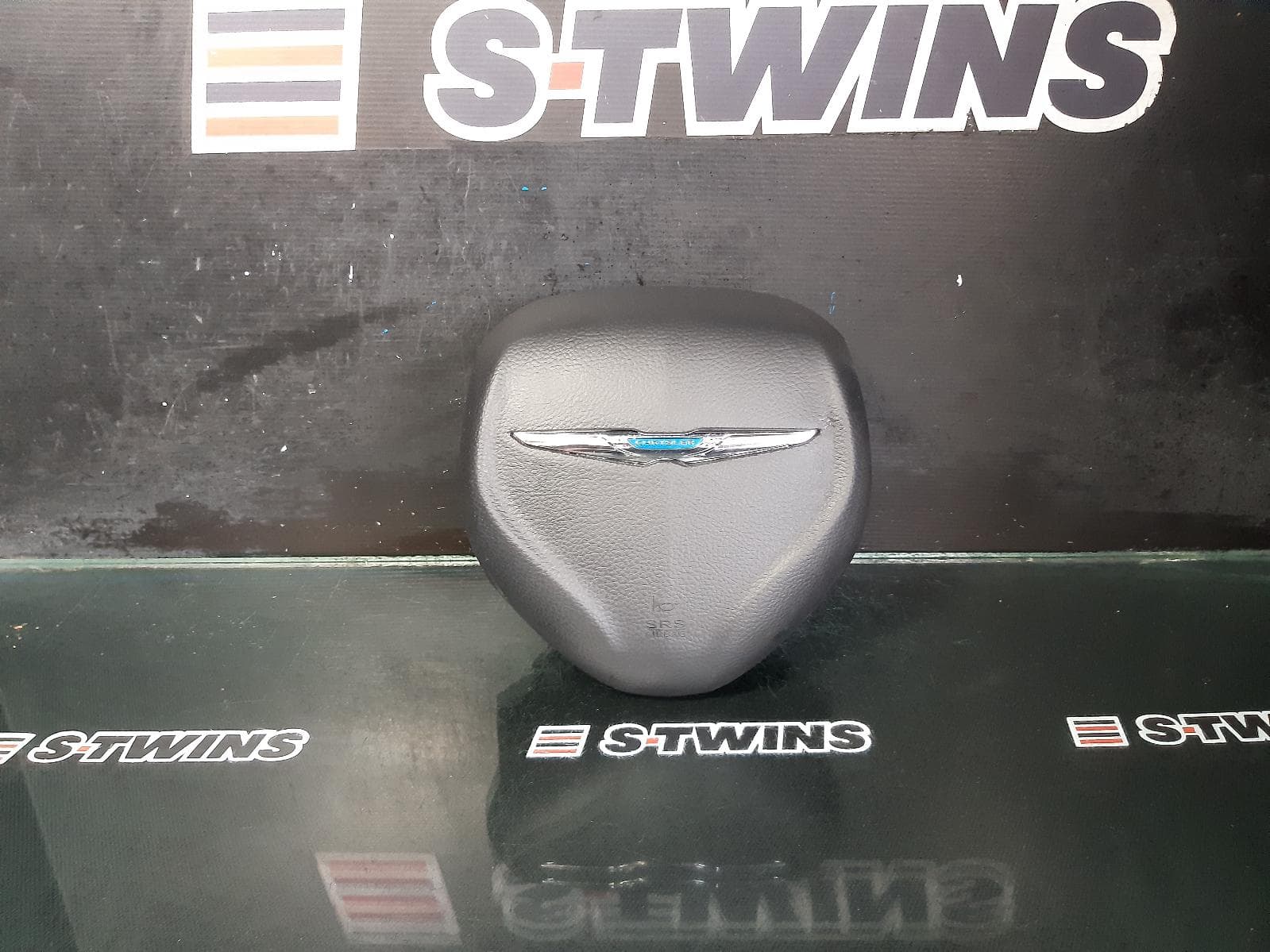 Used auto part listing image: 2015 CHRYSLER 300C RIGHT AIRBAG STEERING WHEEL, LX2, 12/11-12/21 0000254597