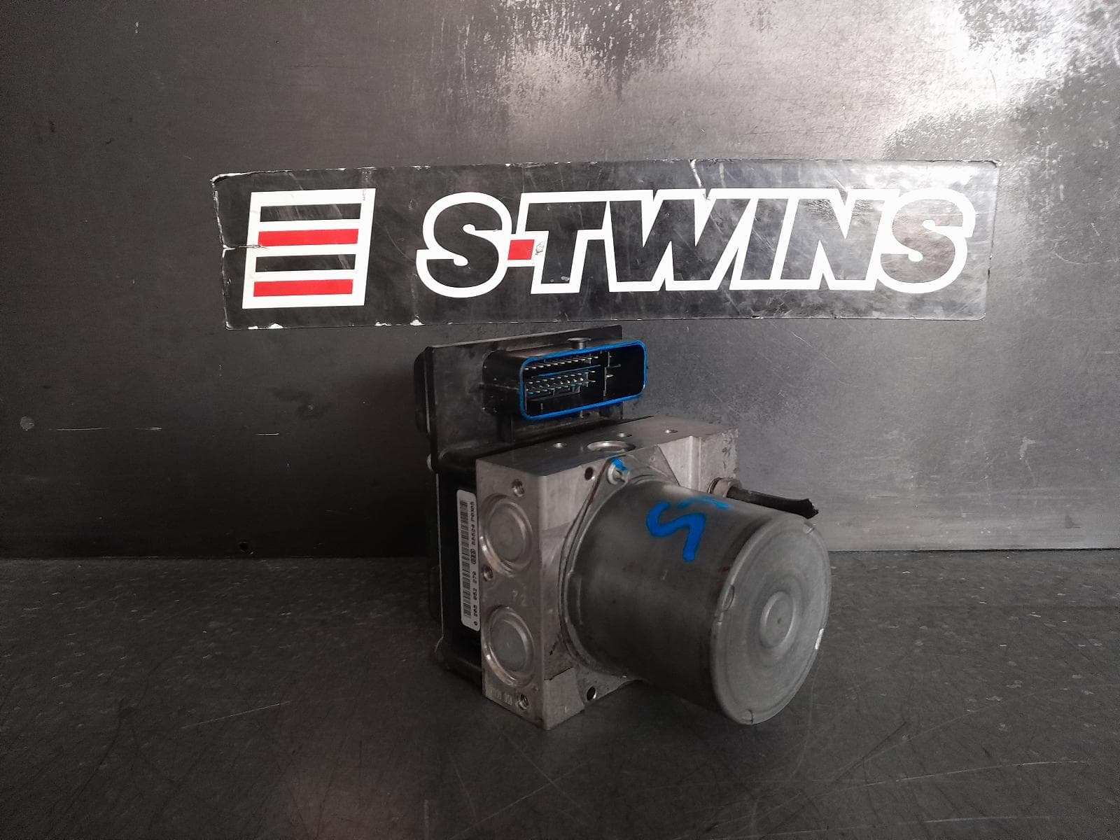 Used auto part listing image: 2015 AUDI Q5 ABS PUMP MODULATOR 8R, P/N 8R0614517DE, 12/08-01/17 0000337663