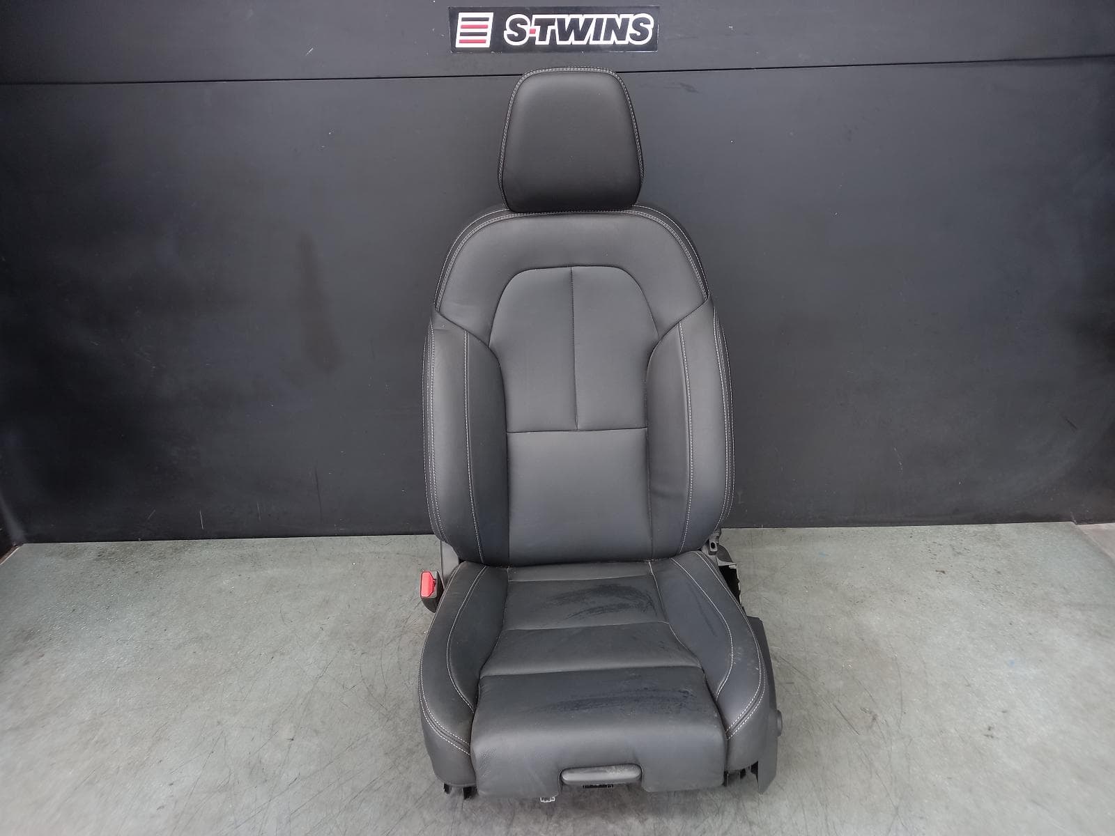Used auto part listing image: 2023 VOLVO XC40 FRONT SEAT LH FRONT, LEATHER, 02/18- 0000317802