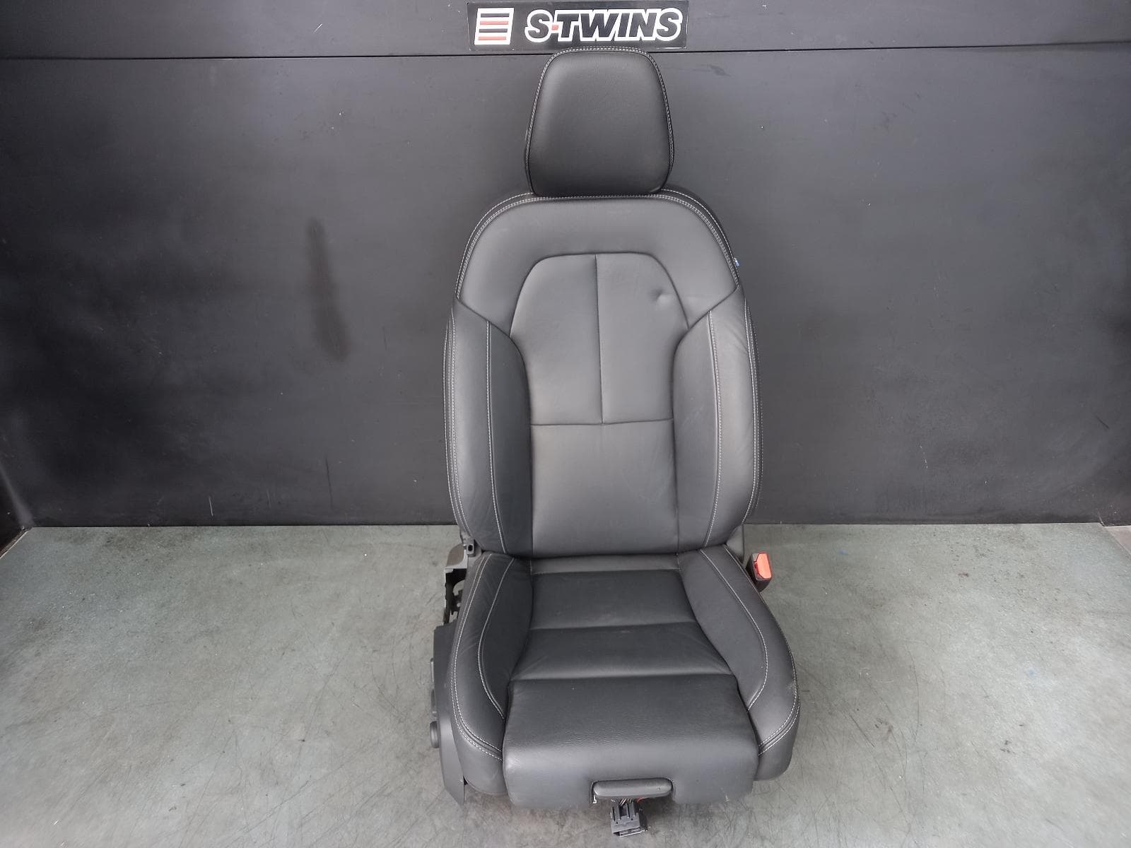 Used auto part listing image: 2023 VOLVO XC40 FRONT SEAT RH FRONT, LEATHER, 02/18- 0000317803