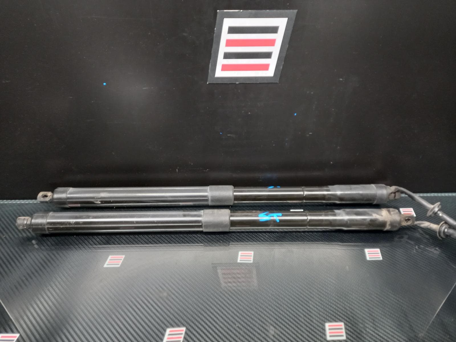 Used auto part listing image: 2015 VOLVO XC60 HATCH STRUT TAILGATE ELECTRIC STRUTS (PAIR), FEMALE PLUG, DZ, 01/12-12/15 0000160612