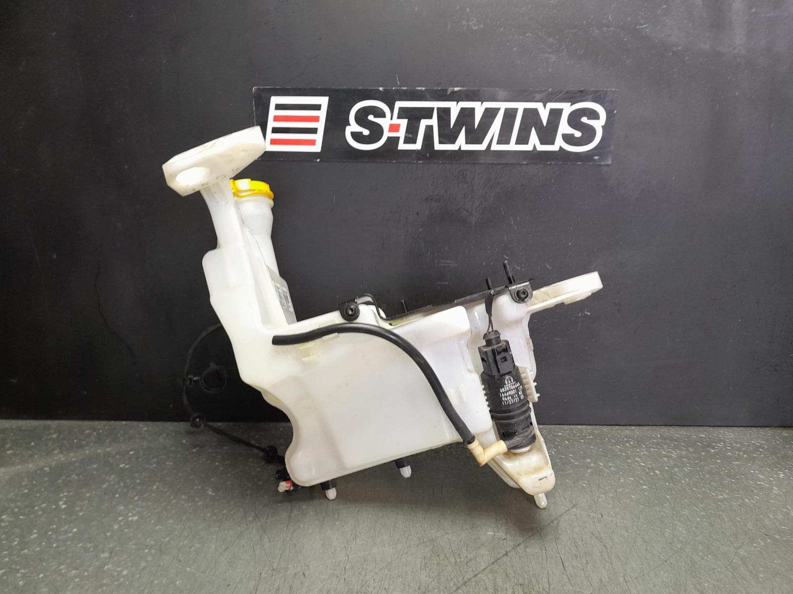 Used auto part listing image: 2022 JEEP GLADIATOR WASHER BOTTLE JT, 01/20- 0000350407