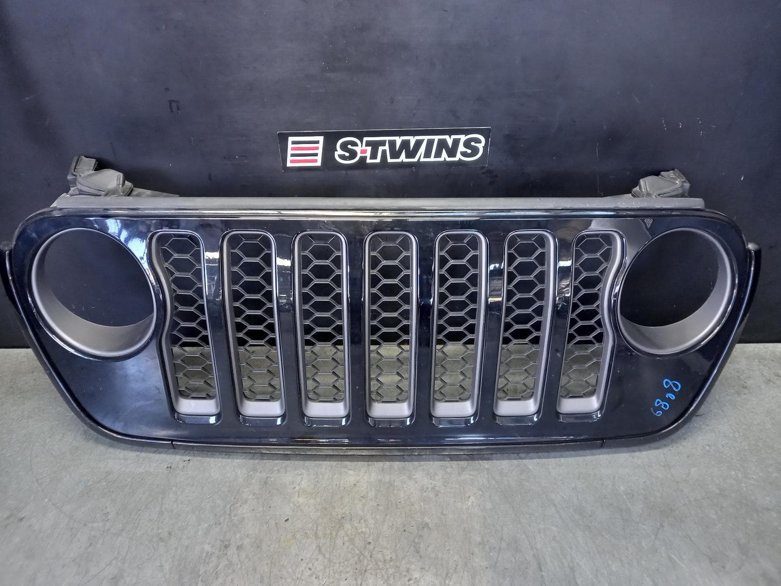 Used auto part listing image: 2022 JEEP GLADIATOR GRILLE RADIATOR GRILLE, JT, 01/20- 0000350358
