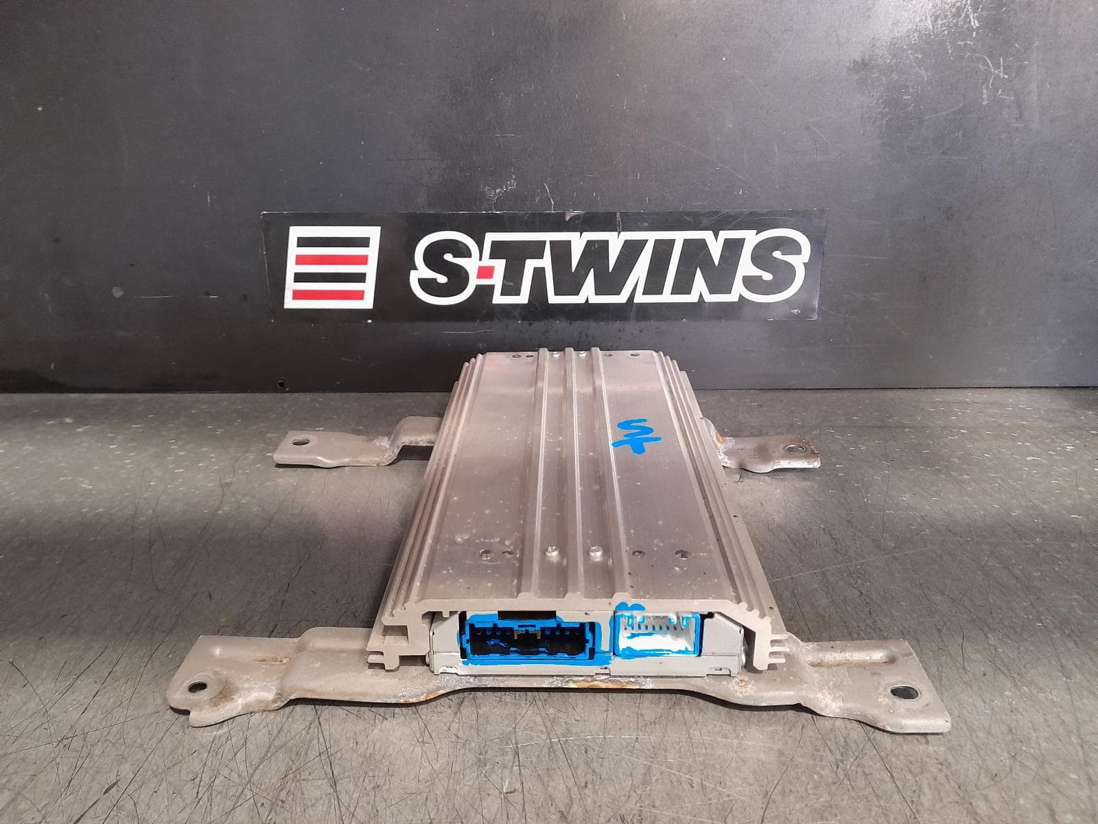 Used auto part listing image: 2017 MITSUBISHI PAJERO AMPLIFIER, QE, PAJERO SPORT, 10/15-10/19 0000342987