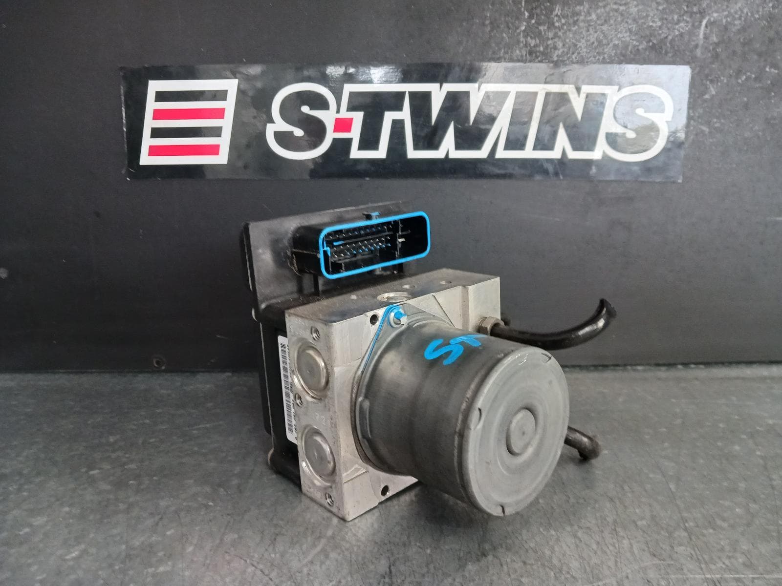 Used auto part listing image: 2013 AUDI Q5 ABS PUMP MODULATOR 8R, P/N 8R0614517BG, 12/08-01/17 0000316099