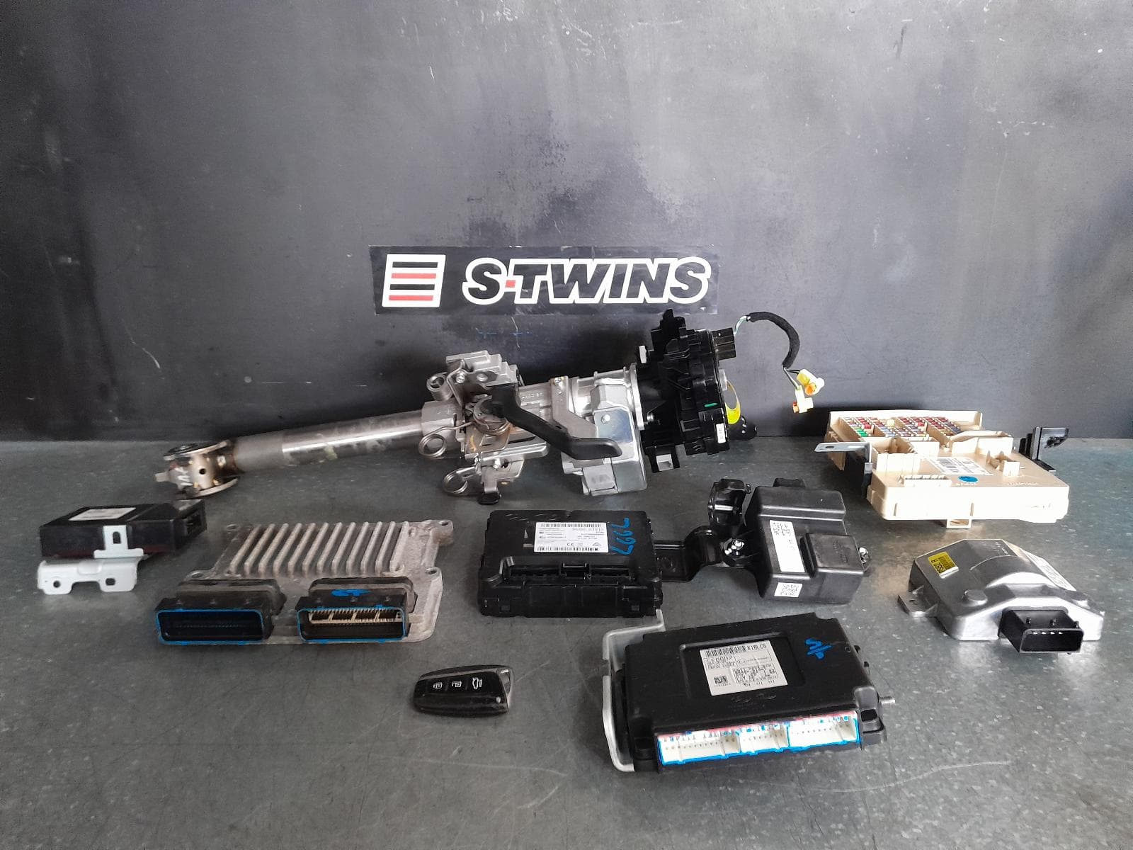 Used auto part listing image: 2016 HYUNDAI GENESIS ENGINE ECU, 3.8, G6DJ, AUTO T/M, SEC SET (ECU/IMM/READER/KEY), DH, 11/14-01/18 0000339947