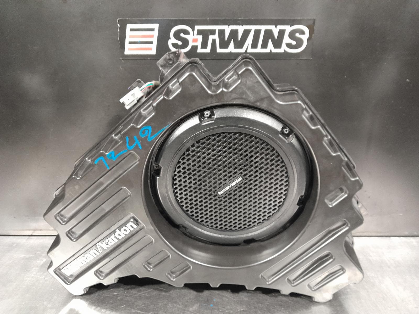 Used auto part listing image: 2015 JEEP GRANDCHEROKEE SPEAKER SUBWOOFER, WK, 10/10-02/22 0000292698