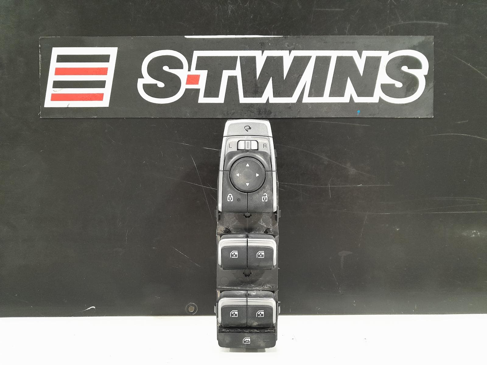 Used auto part listing image: 2022 KIA SORENTO PWR DR WIND SWITCH RH FRONT (MASTER SWITCH), MQ4, NON POWER CHILD SAFETY TYPE, 02/20-09/23 0000311932