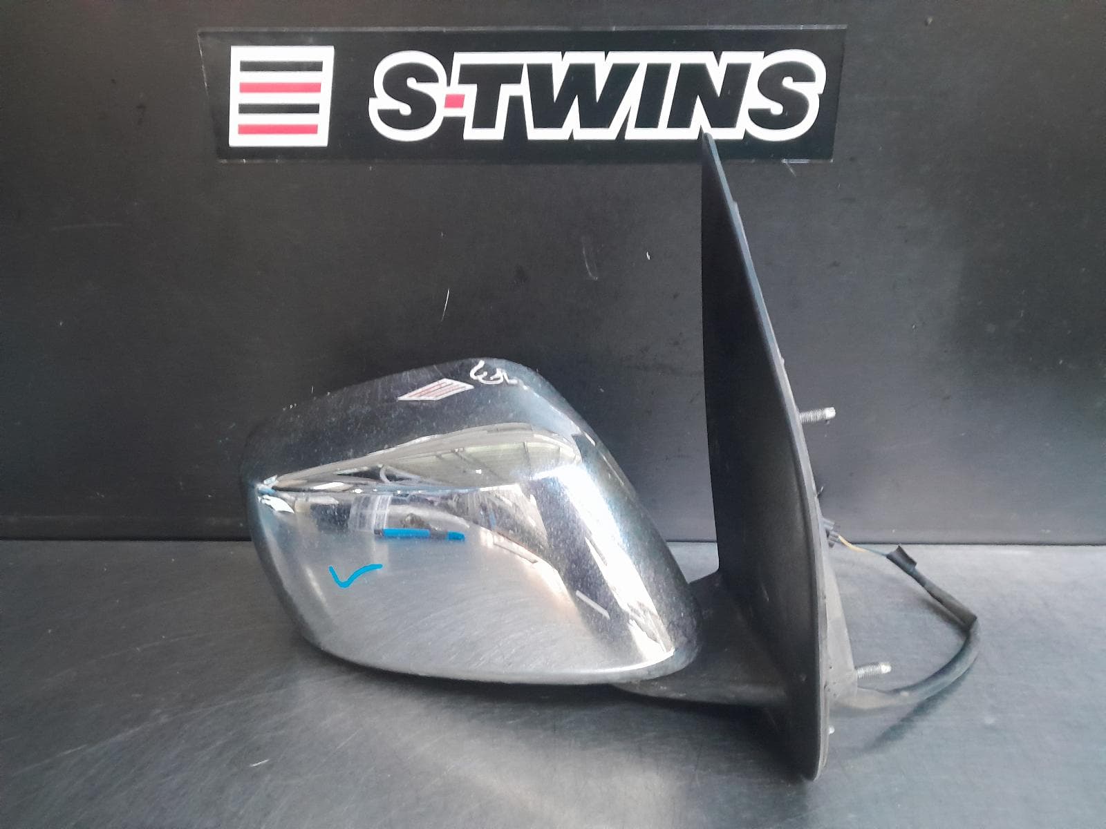 Used auto part listing image: 2007 NISSAN NAVARA RIGHT DOOR MIRROR D40, POWER, CHROME, NON INDICATOR TYPE, POWER FOLD, 09/05-08/15 0000269148