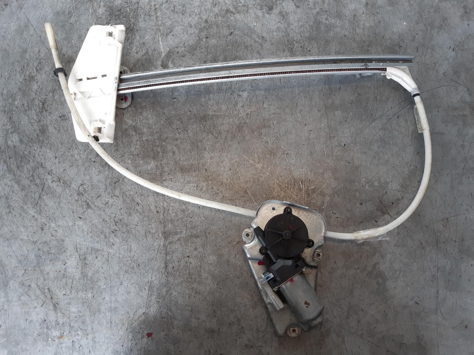 Used auto part listing image: 2005 JEEP CHEROKEE RIGHT FRONT WINDOW REG MOTOR KJ, HOLE IN GLASS TYPE, 09/01-11/07 0000103858