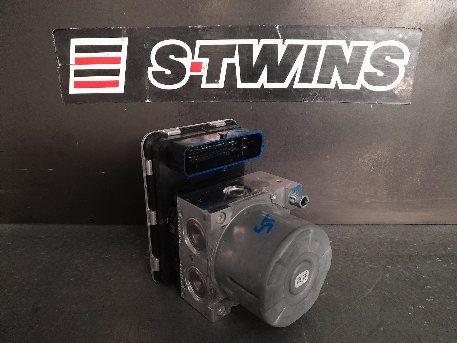 Used auto part listing image: 2022 BMW 1 SERIES ABS PUMP MODULATOR F40, P/N 34505A6DC92, 05/19-06/24 0000334848