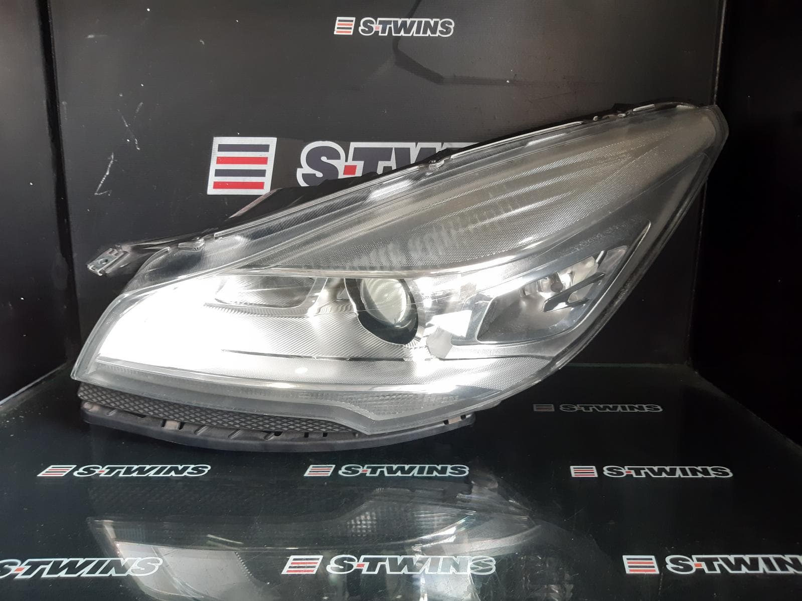Used auto part listing image: 2013 FORD KUGA LEFT HEADLAMP TF, XENON, TITANIUM, 11/12-09/16 0000255999