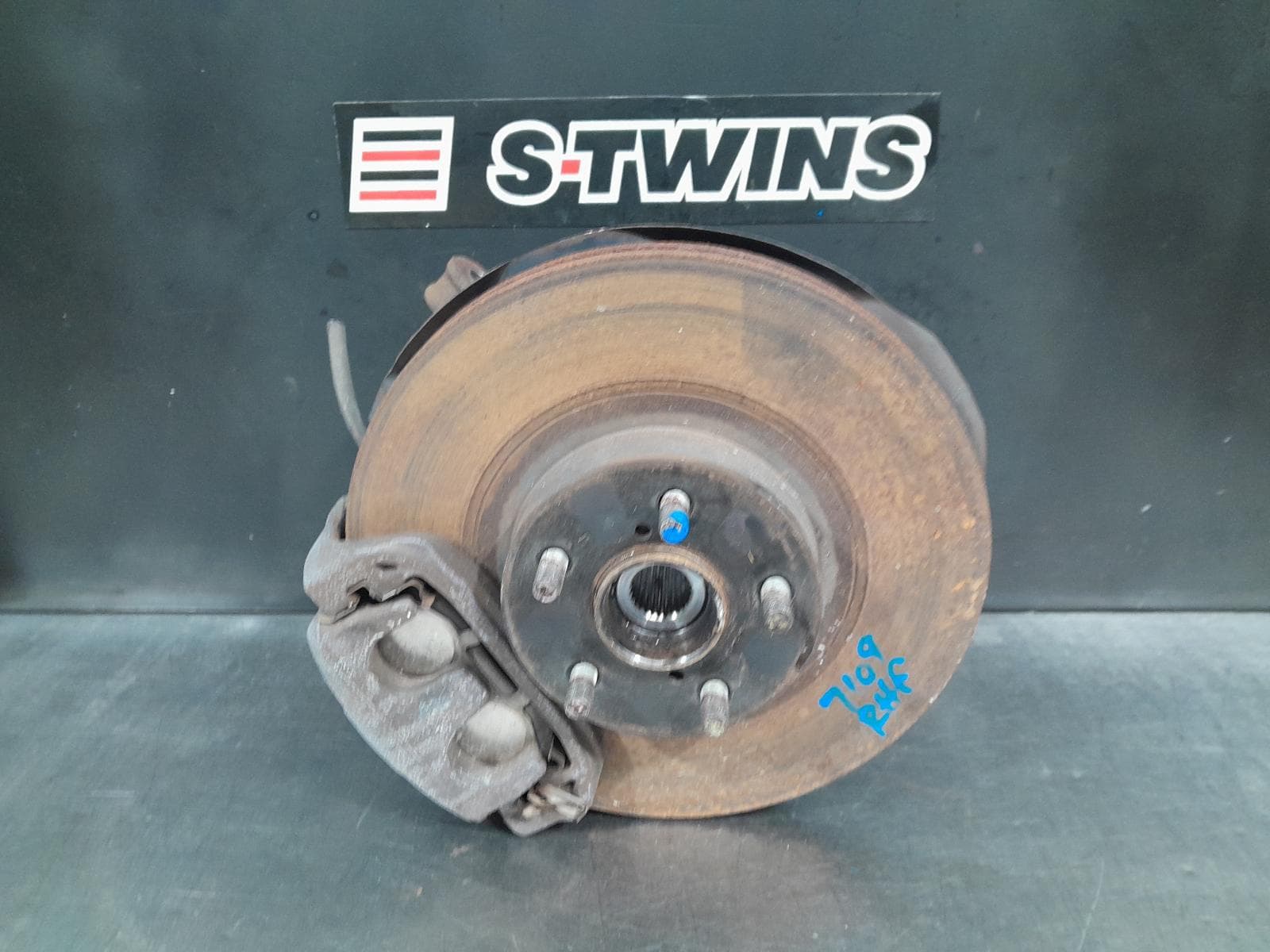 Used auto part listing image: 2014 SUBARU XV RIGHT FRONT HUB ASSEMBLY G4X, 11/13-04/17 0000304899