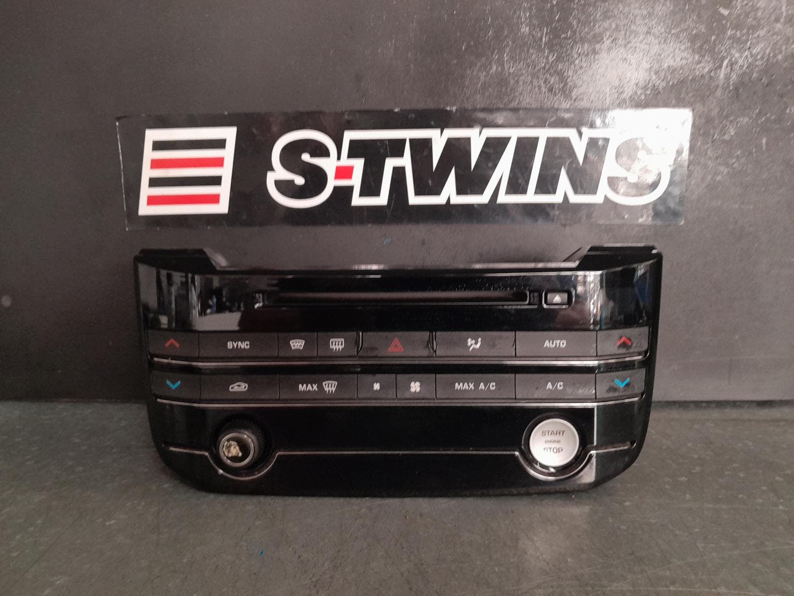 Used auto part listing image: 2016 JAGUAR F PACE HEATER AC CONTROLS X761, W/ CLIMATE CONTROL TYPE, 02/16-10/20 0000319806