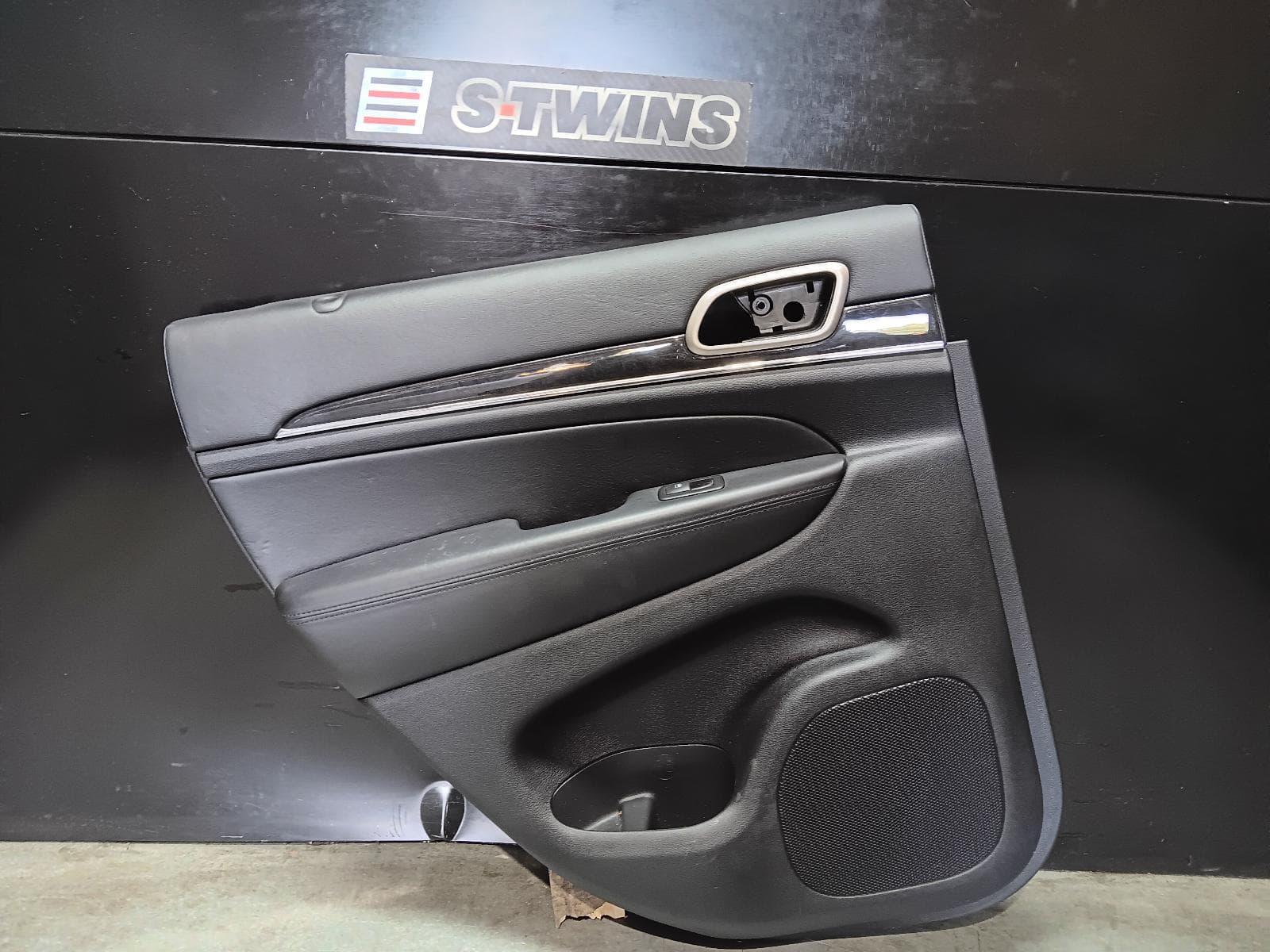 Used auto part listing image: 2012 JEEP GRANDCHEROKEE DOOR TRIM LH REAR, WK, LEATHER, 10/10-02/22 0000267656
