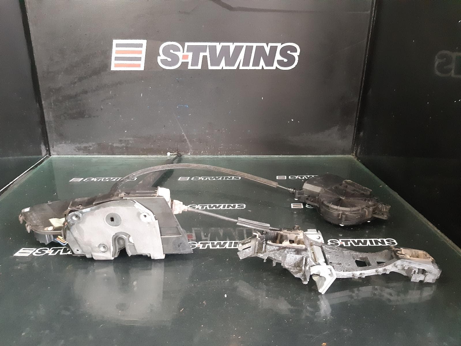 Used auto part listing image: 2018 LAND ROVER RANGEROVER SPORT DOOR BOOT GATE LOCK LH FRONT DOOR LOCK, L494, 06/13-04/22 0000257366
