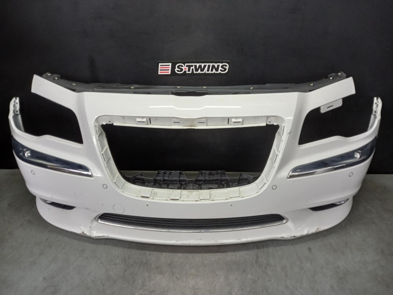 Used auto part listing image: 2014 CHRYSLER 300C FRONT BUMPER LX2, LIMITED/C/S/LUXURY, 12/11-12/14 0000351062