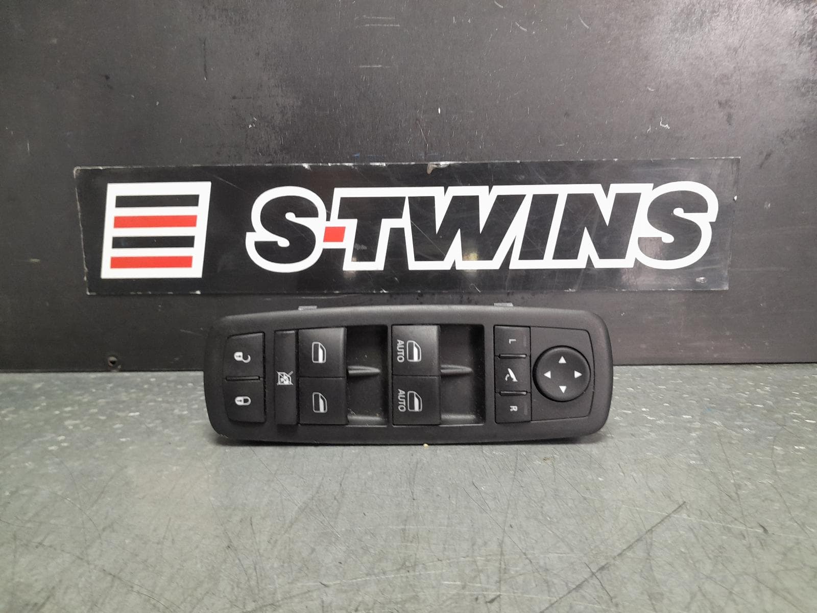 Used auto part listing image: 2014 CHRYSLER 300C PWR DR WIND SWITCH RH FRONT (MASTER SWITCH), LX, 12/11-12/21 0000351142