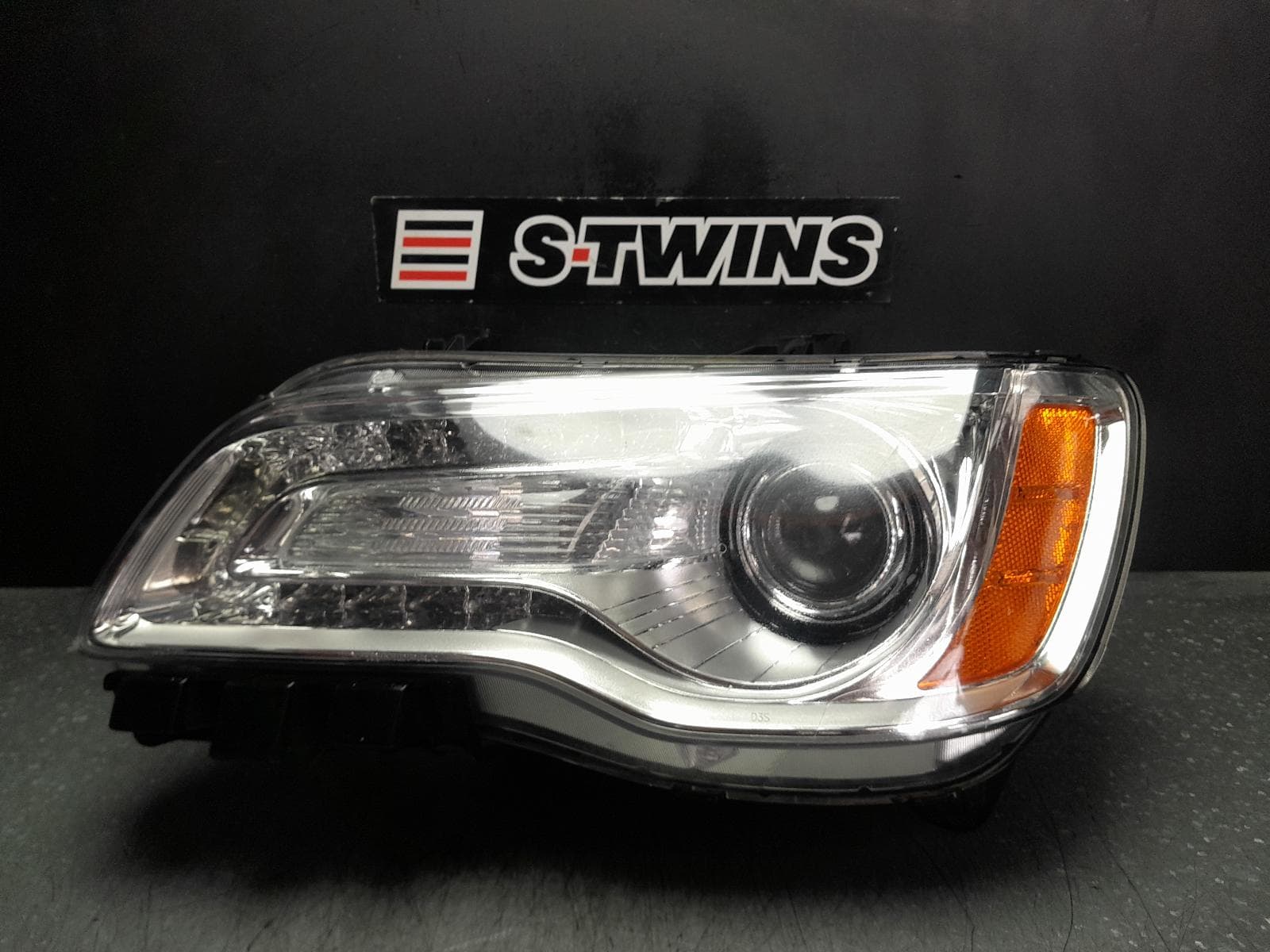 Used auto part listing image: 2014 CHRYSLER 300C LEFT HEADLAMP LX2, XENON, W/ CHROME BEZEL TYPE, 12/11-12/14 0000351144