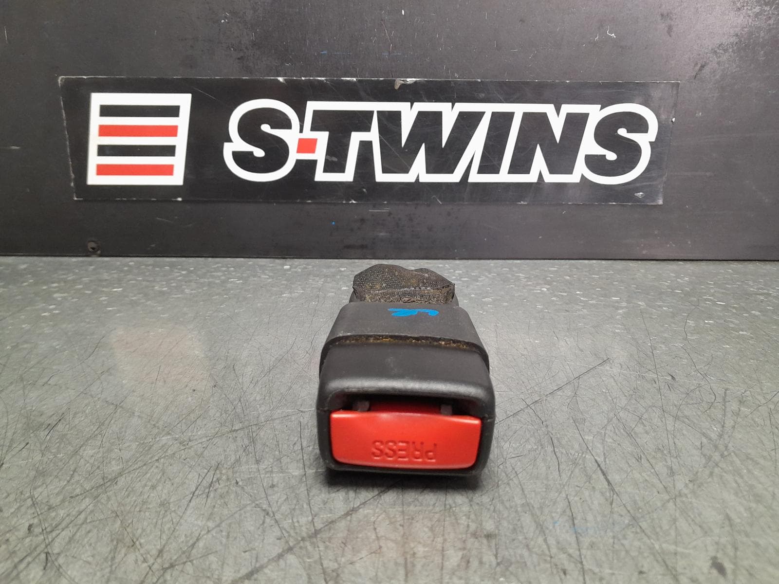 Used auto part listing image: 2014 CHRYSLER 300C SEAT BELT STALK LH REAR, SEAT BELT STALK ONLY, LX2, 12/11-12/21 0000351150