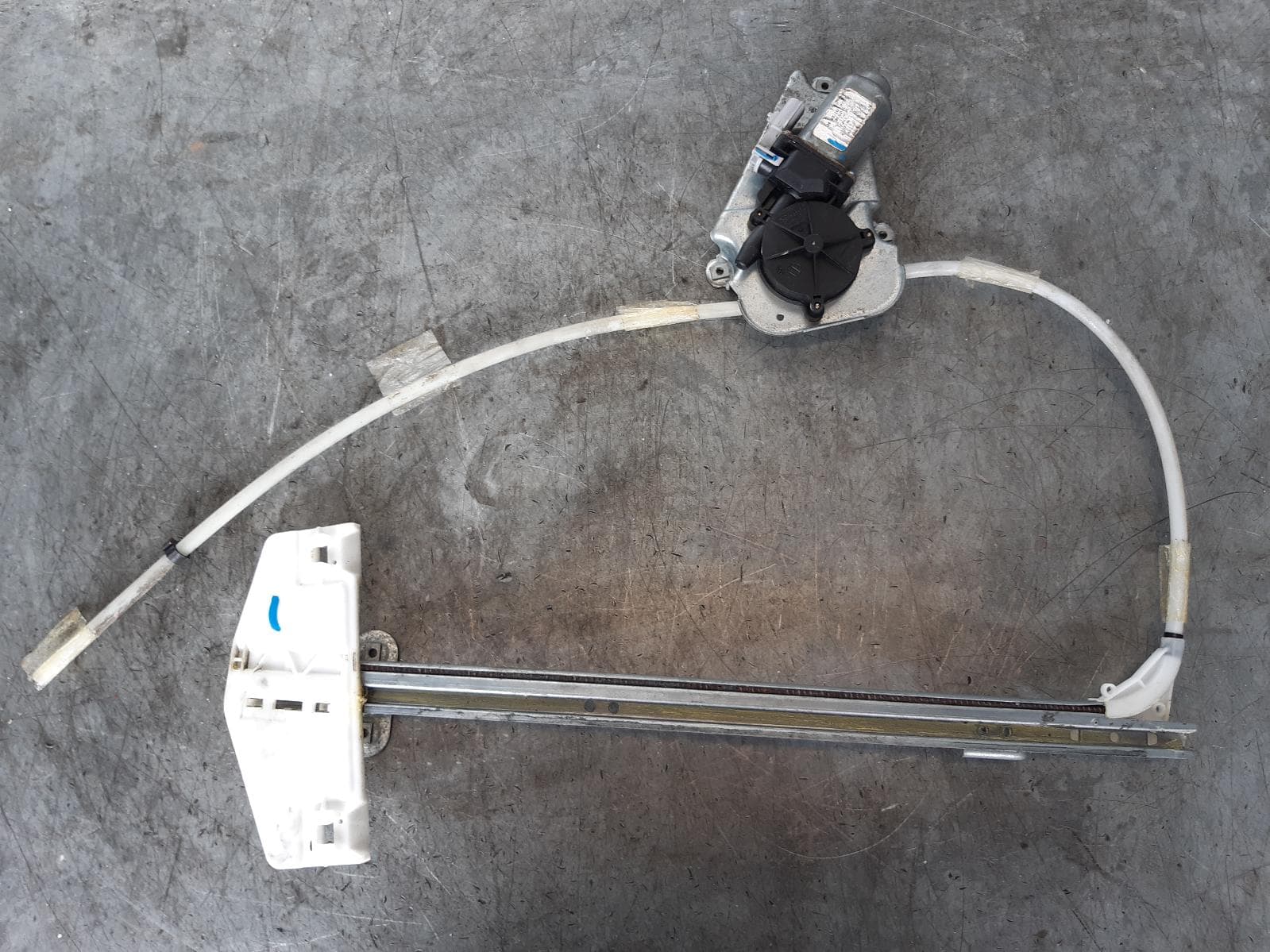 Used auto part listing image: 2005 JEEP CHEROKEE LEFT FRONT WINDOW REG MOTOR KJ, CLIP TYPE, 09/01-11/07 0000103856