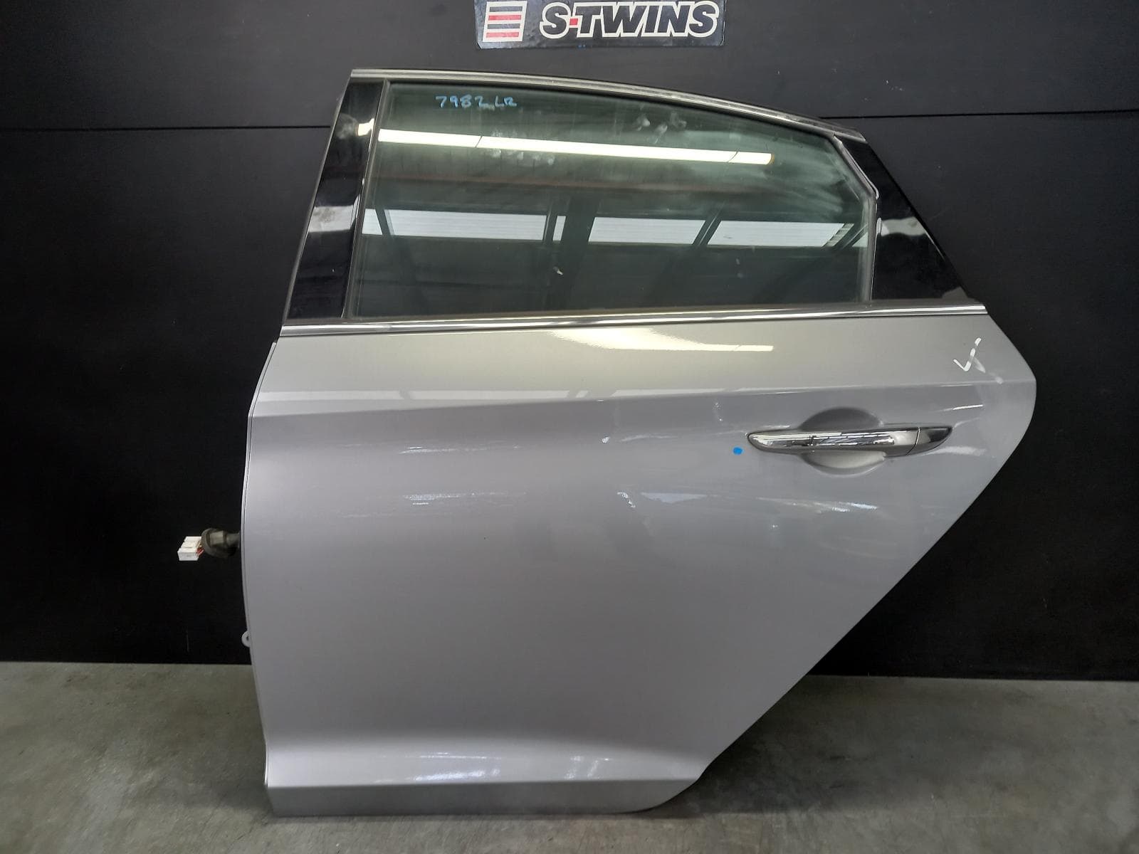 Used auto part listing image: 2015 HYUNDAI SONATA LEFT REAR DOOR SLIDING LF, PREMIUM, 10/14-01/20 0000328692