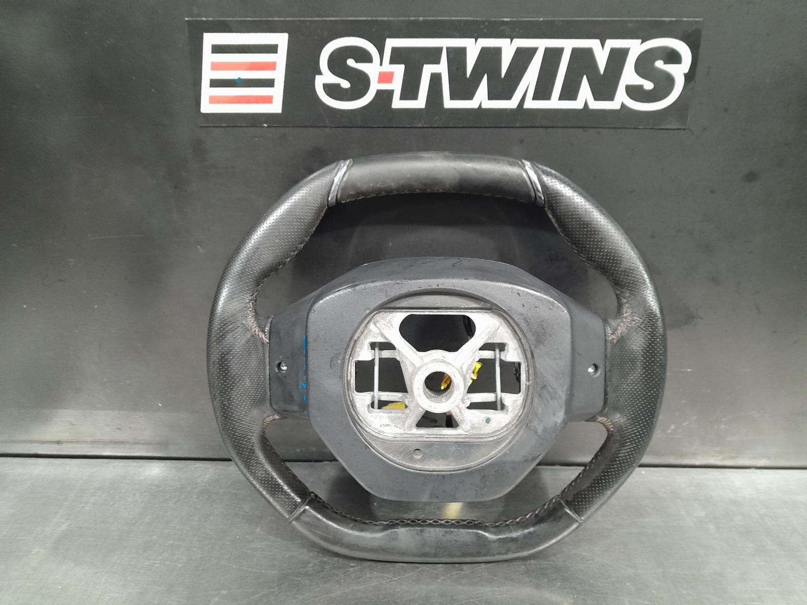 Used auto part listing image: 2019 PEUGEOT 3008 STEERING WHEEL P84, 10/16-12/23 0000296003