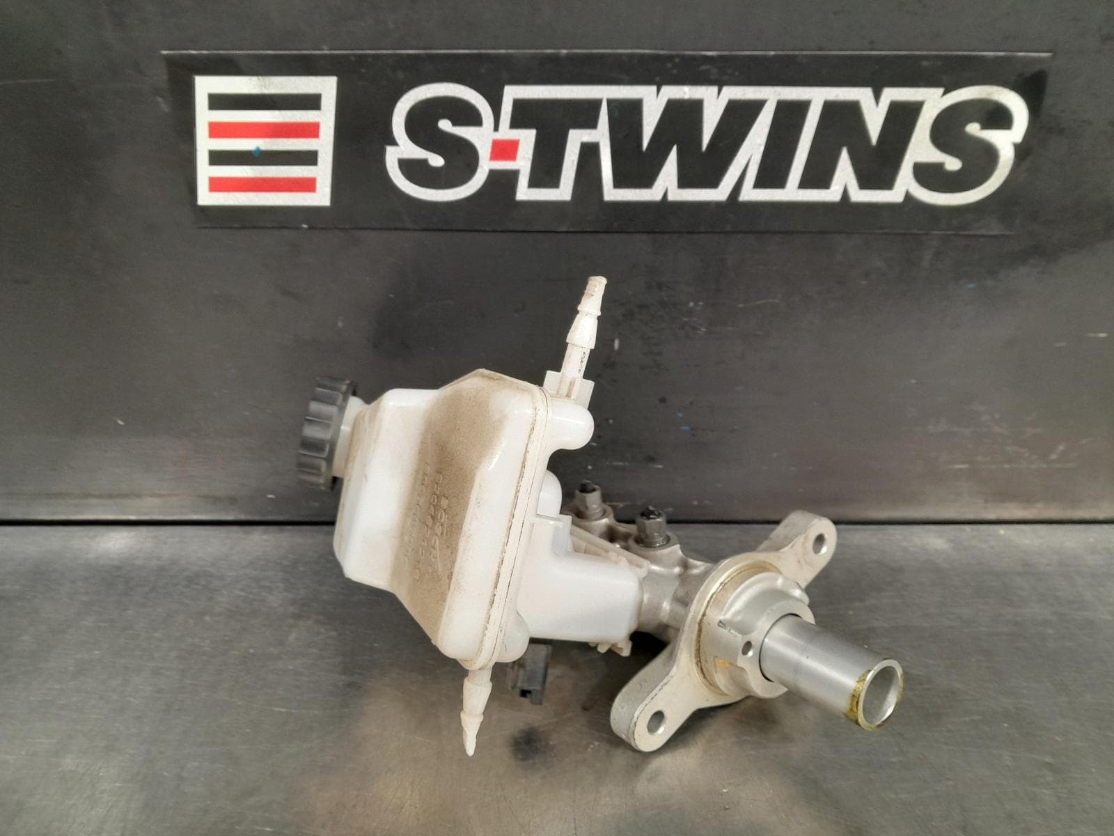 Used auto part listing image: 2019 PEUGEOT 3008 MASTER CYLINDER P84, 10/16-12/23 0000296004