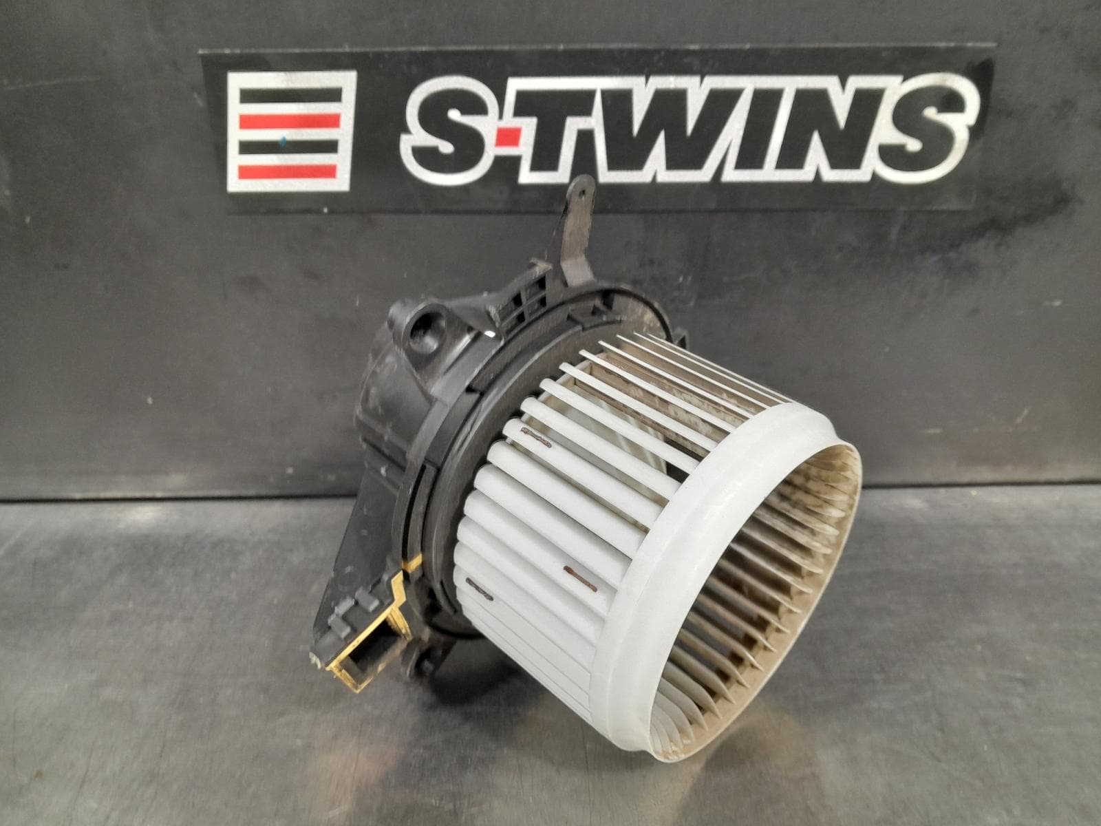 Used auto part listing image: 2019 PEUGEOT 3008 HEATER FAN MOTOR P84, 10/16-12/23 0000296005