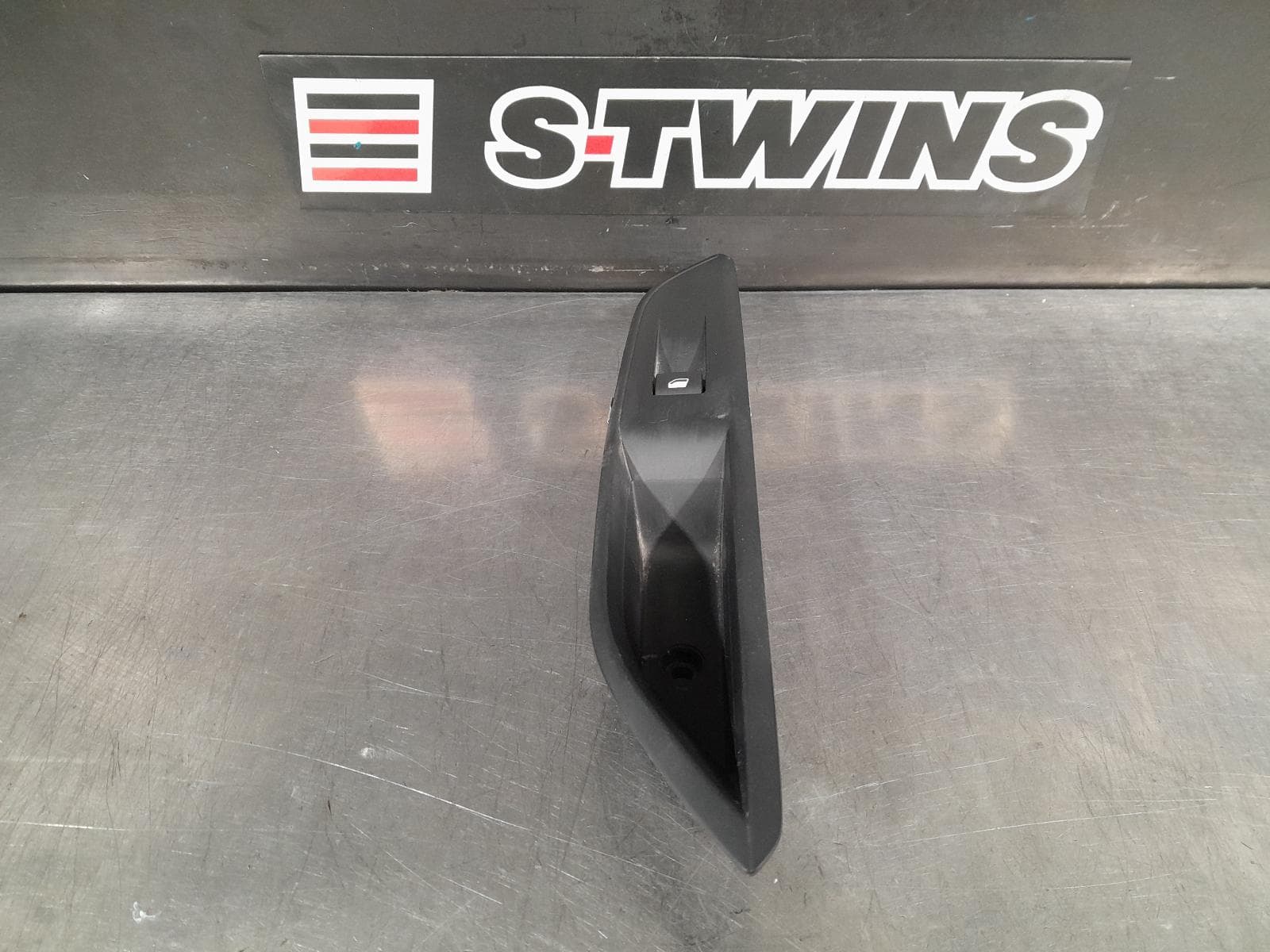 Used auto part listing image: 2019 PEUGEOT 3008 PWR DR WIND SWITCH P84, LH FRONT, NON CHROME INSERT, 10/16- 0000296018
