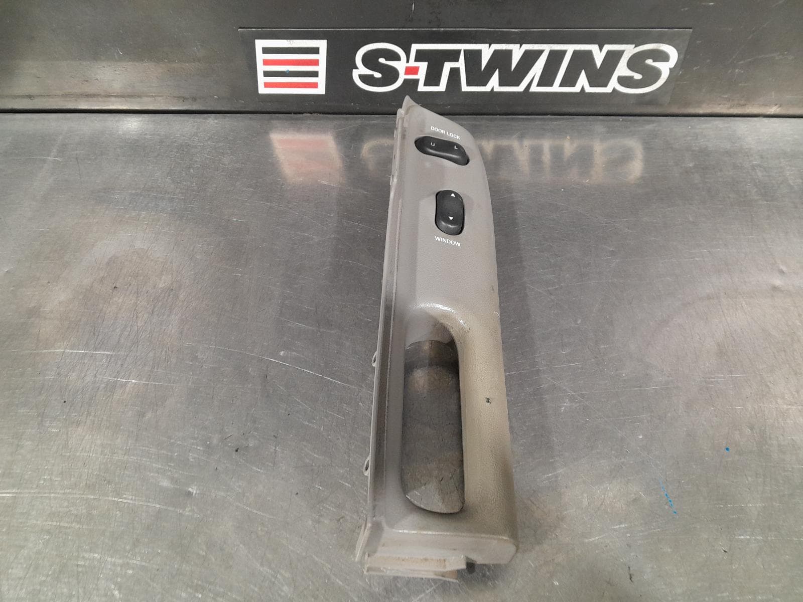 Used auto part listing image: 1998 FORD EXPLORER PWR DR WIND SWITCH LH FRONT, UN-US, 10/96-09/01 0000296053