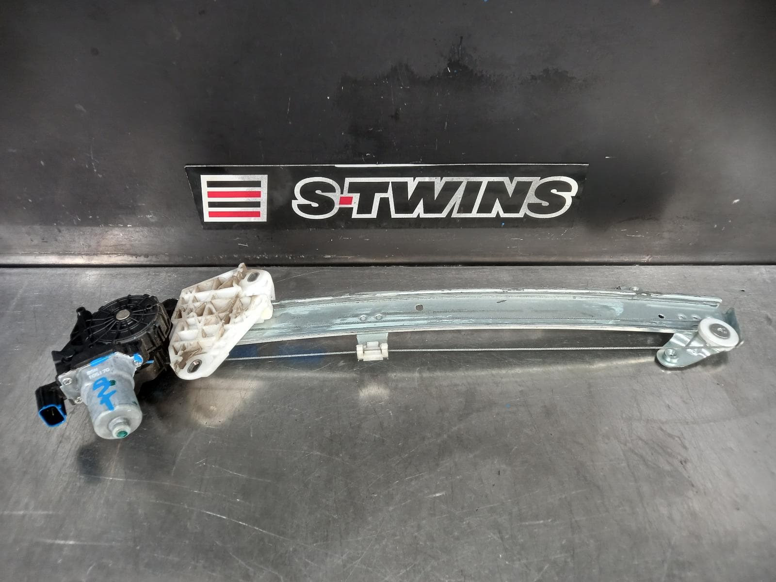 Used auto part listing image: 2020 HONDA HRV RIGHT FRONT WINDOW REG MOTOR RU5, 12/14-10/21 0000305058
