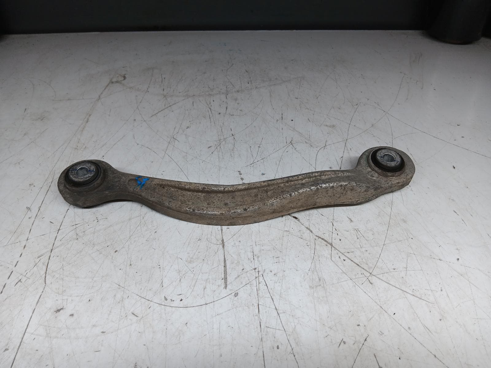 Used auto part listing image: 2013 CHRYSLER 300C LEFT REAR TRAILING ARM LOWER SUPPORT ARM-REAR, LX2, 12/11-12/21 0000295194