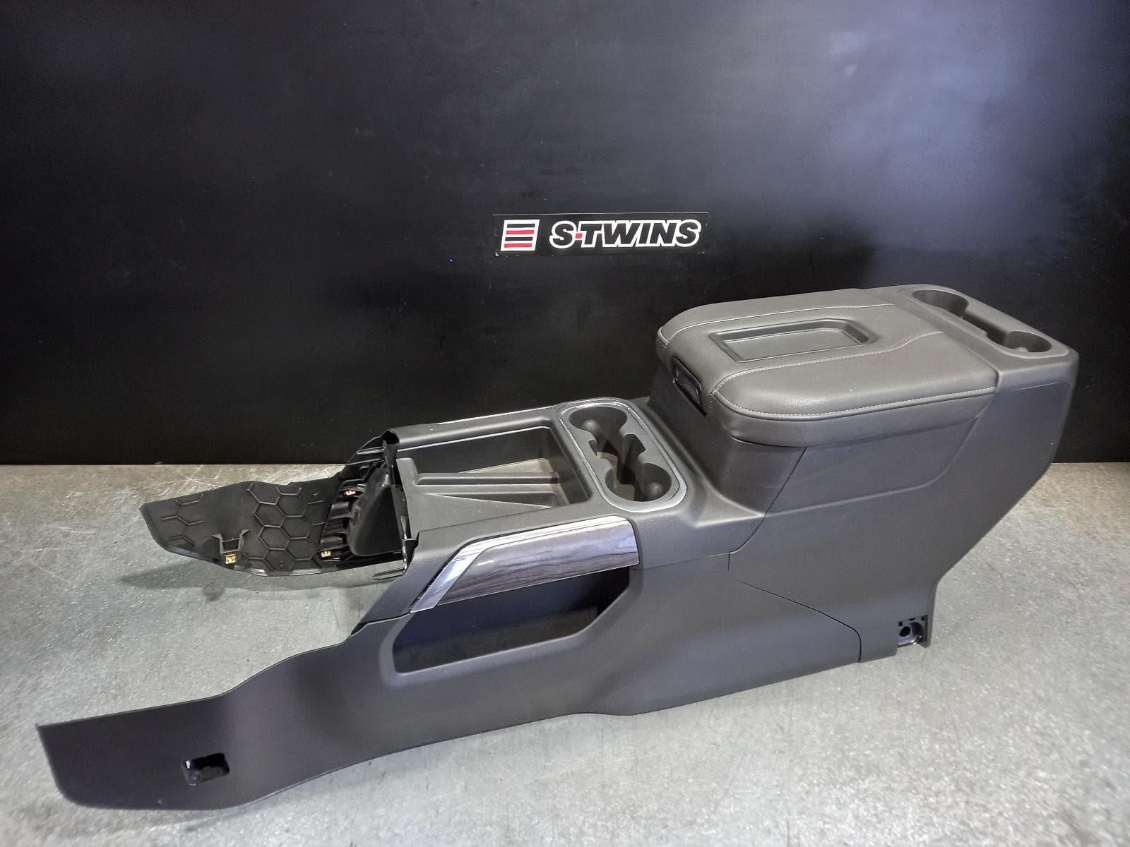 Used auto part listing image: 2022 CHEVROLET SILVERADO CONSOLE GMSV RHD 2500, T1, 07/21- 0000296635