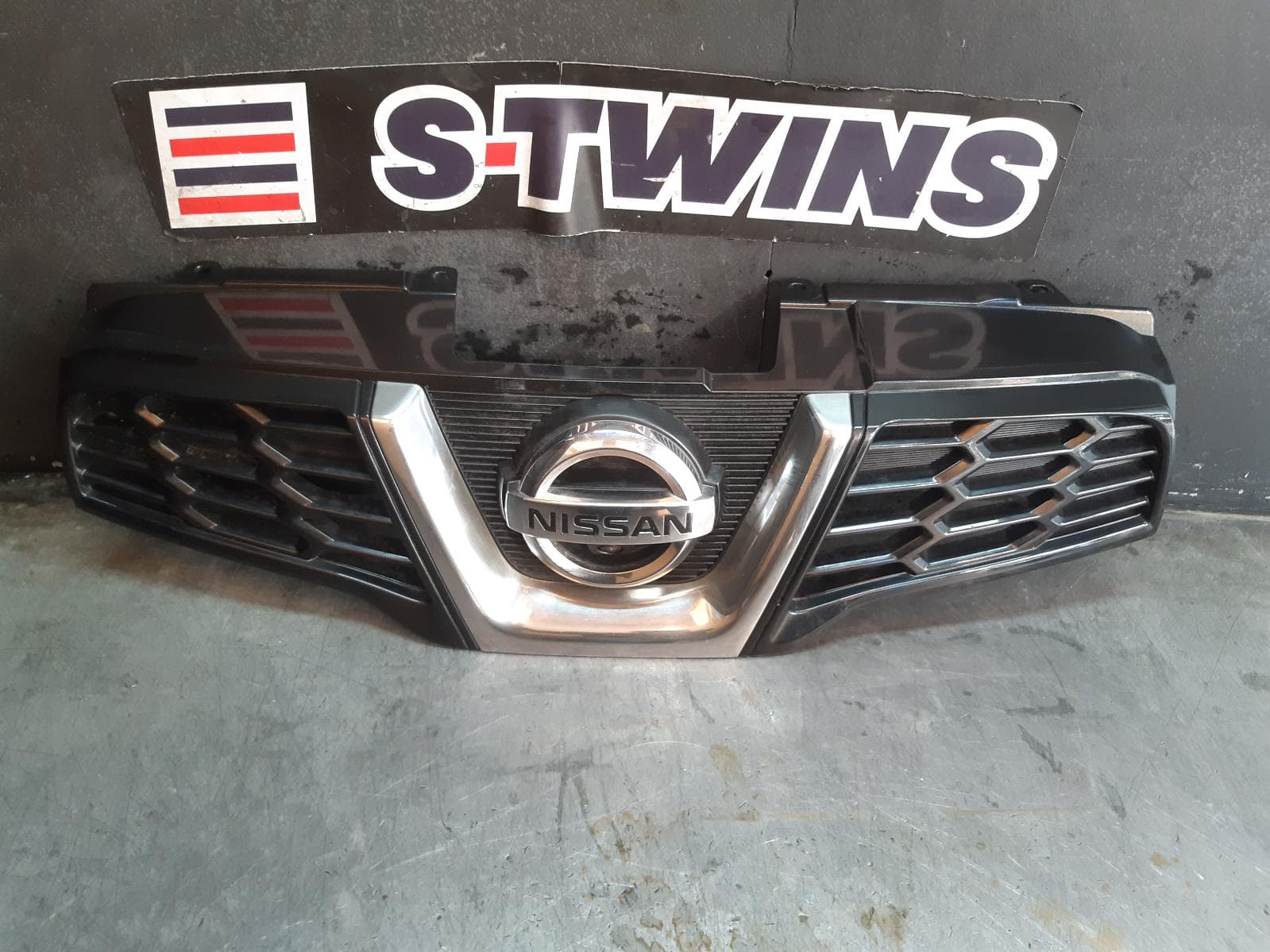 Used auto part listing image: 2013 NISSAN DUALIS GRILLE RADIATOR GRILLE, J10, W/ CAMERA TYPE, 04/10-05/14 0000219151