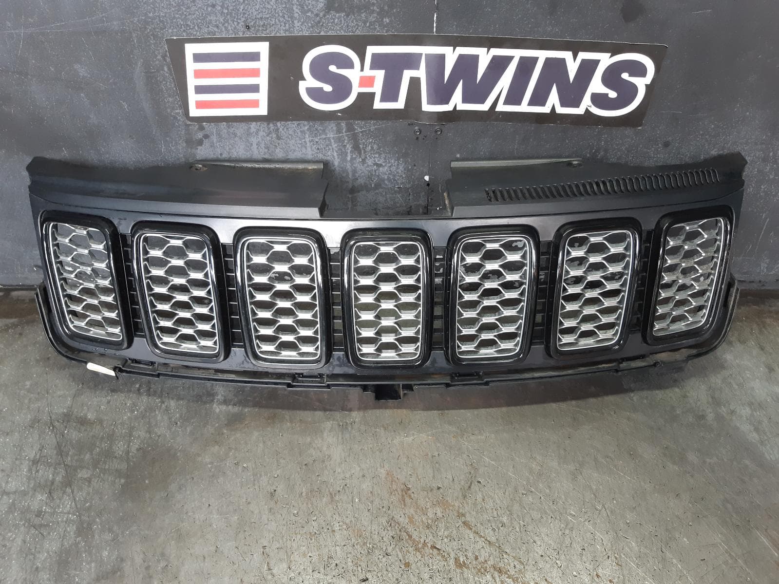 Used auto part listing image: 2020 JEEP GRANDCHEROKEE GRILLE RADIATOR GRILLE, WK, BLACKHAWK, 09/16-02/22 0000297256