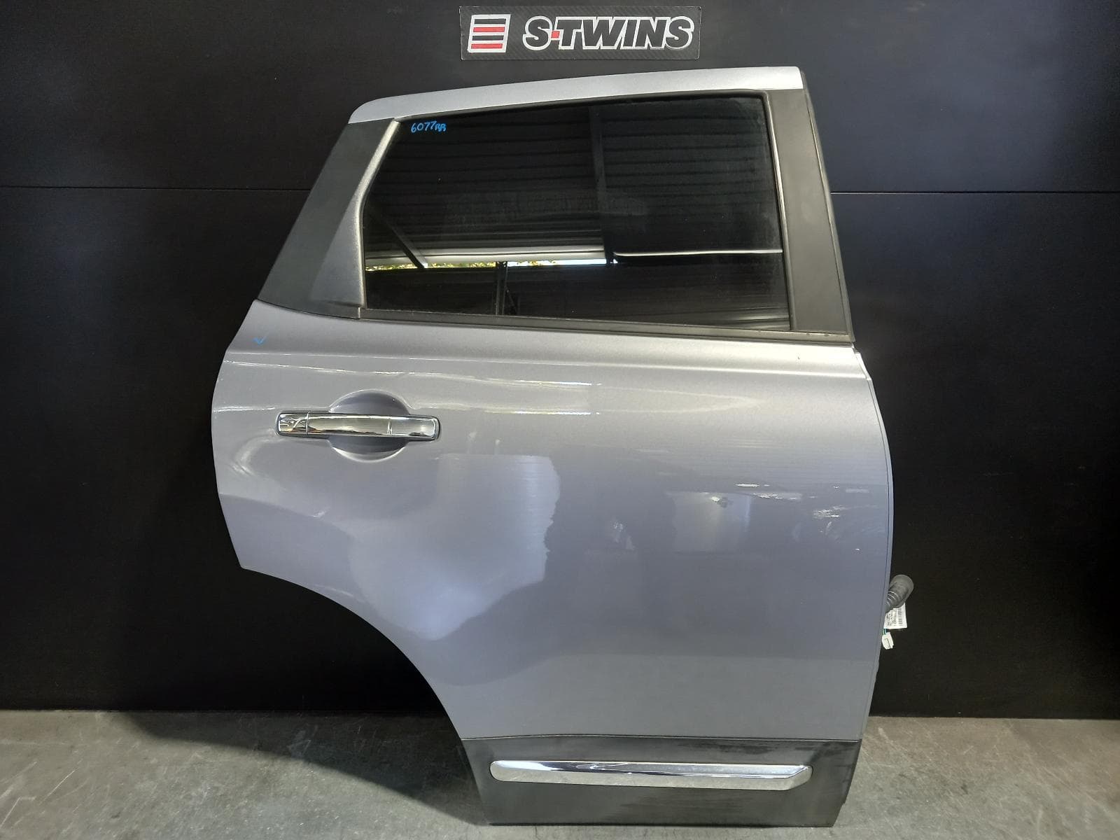 Used auto part listing image: 2012 NISSAN DUALIS RIGHT REAR DOOR SLIDING J10, 5 SEATER TYPE, 10/07-05/14 0000226862