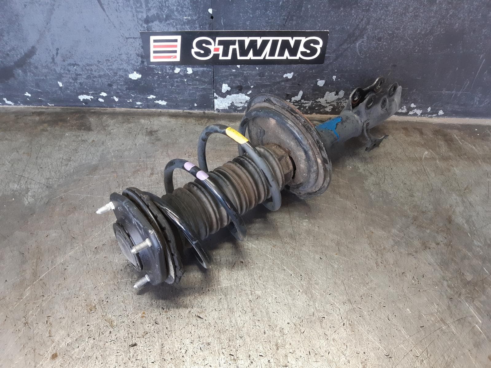 Used auto part listing image: 2017 TOYOTA RAV4 RIGHT FRONT STRUT XA40, PETROL, 10/14-12/18 0000298958
