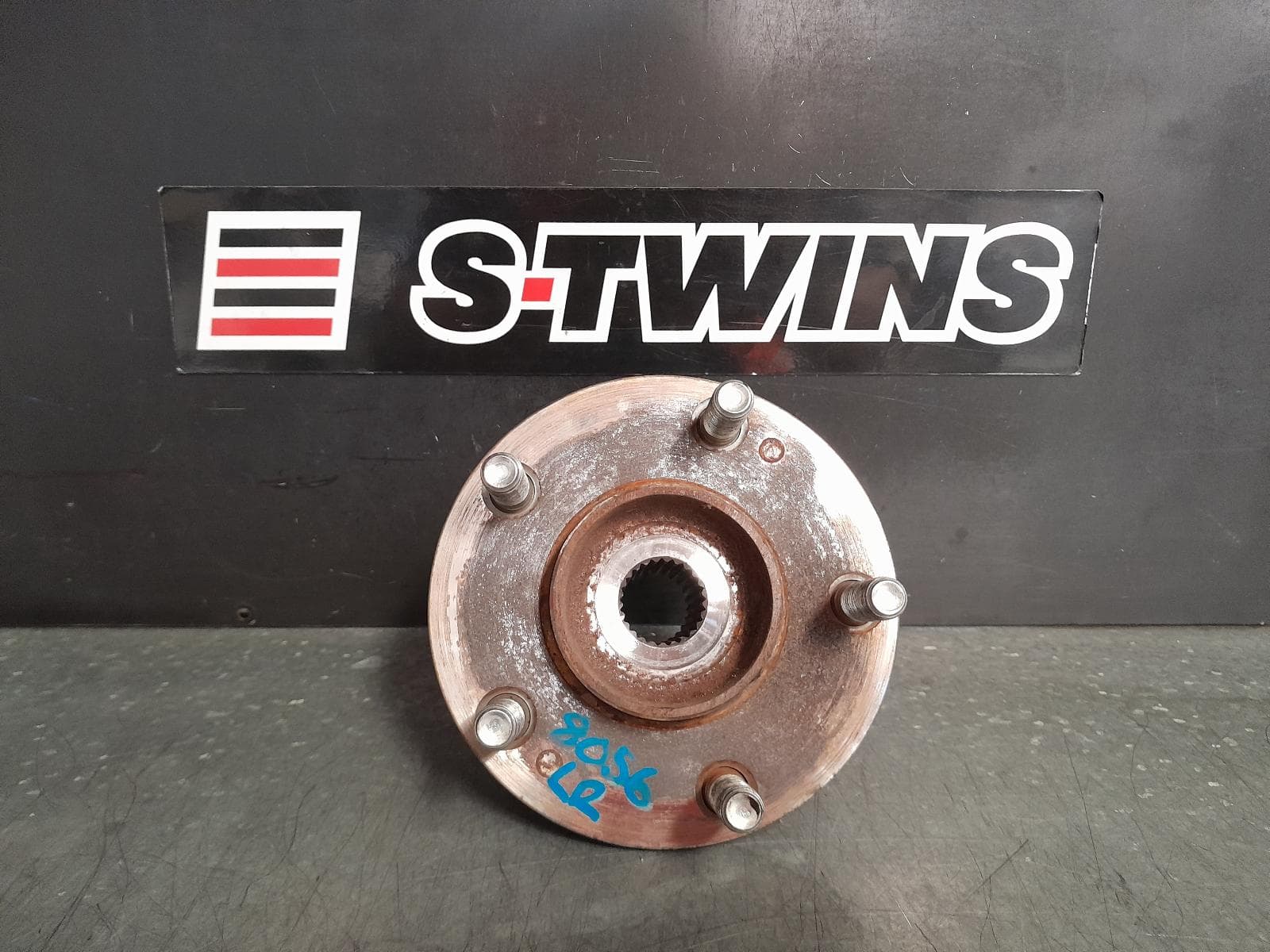 Used auto part listing image: 2016 MITSUBISHI OUTLANDER LEFT REAR HUB ASSEMBLY ZJ-ZL, AWD, 10/12-07/21 0000358915